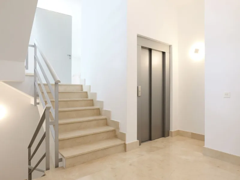 This exceptional luxury villa is located in the prestigious Los Arqueros Golf & Country Club, offering an unparalleled combination of space, sophistication, and stunning natural surroundings. Set on an elevated plot, the property enjoys breathtaking panor