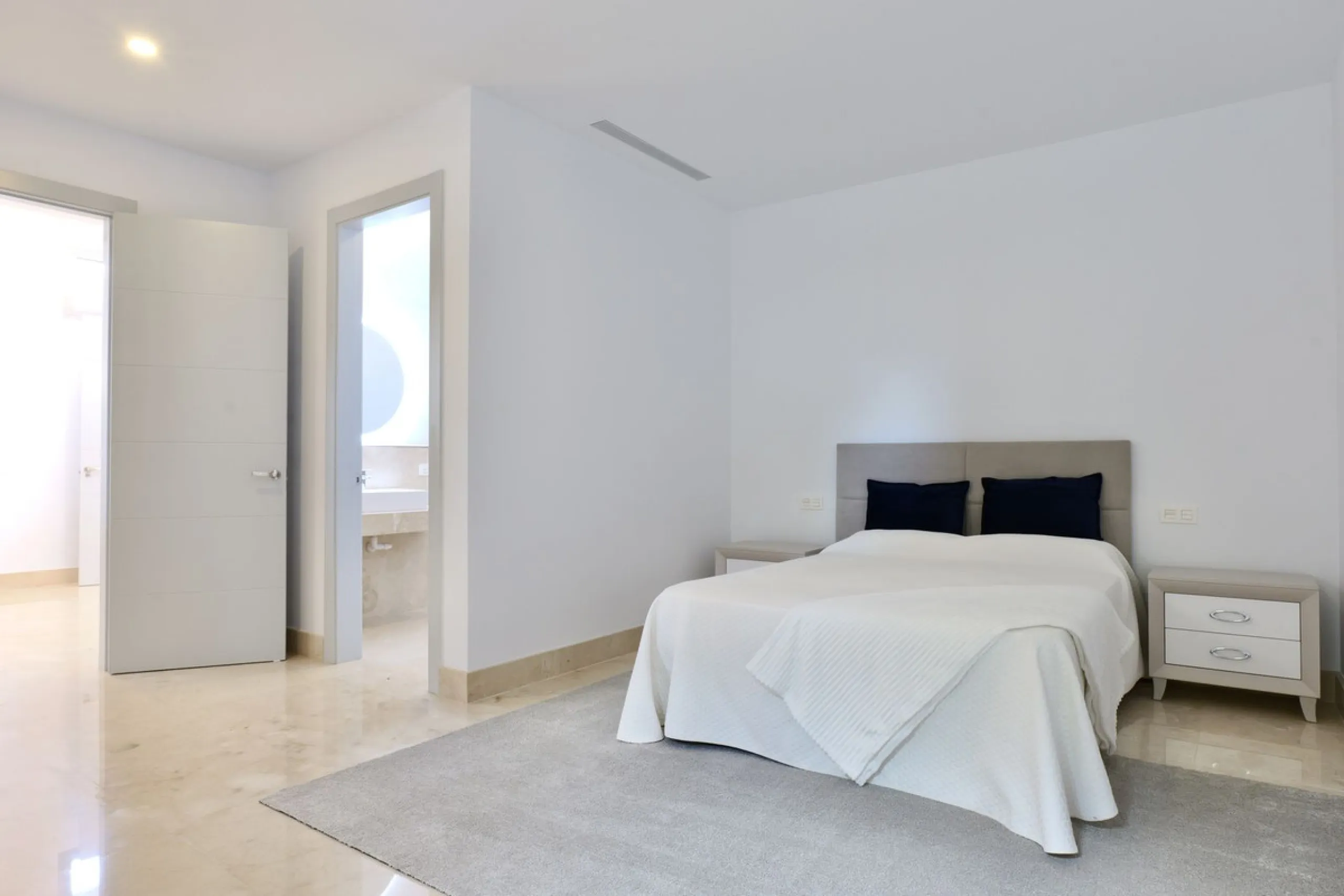 This exceptional luxury villa is located in the prestigious Los Arqueros Golf & Country Club, offering an unparalleled combination of space, sophistication, and stunning natural surroundings. Set on an elevated plot, the property enjoys breathtaking panor