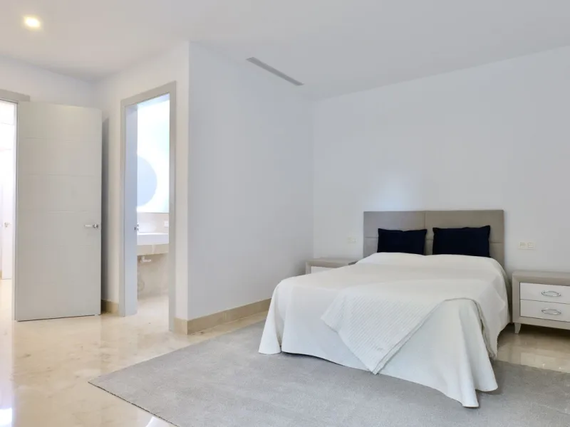 This exceptional luxury villa is located in the prestigious Los Arqueros Golf & Country Club, offering an unparalleled combination of space, sophistication, and stunning natural surroundings. Set on an elevated plot, the property enjoys breathtaking panor