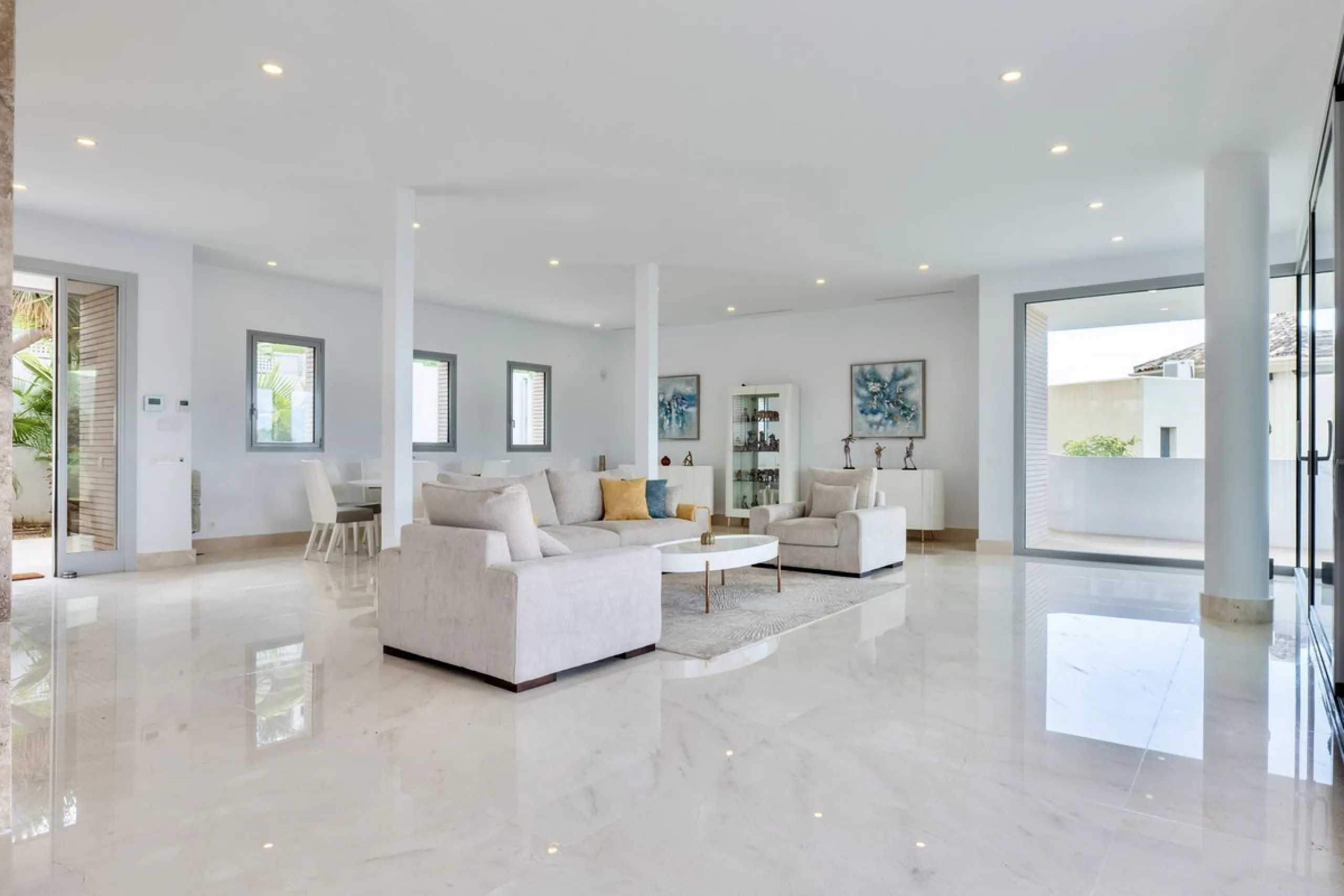 This exceptional luxury villa is located in the prestigious Los Arqueros Golf & Country Club, offering an unparalleled combination of space, sophistication, and stunning natural surroundings. Set on an elevated plot, the property enjoys breathtaking panor