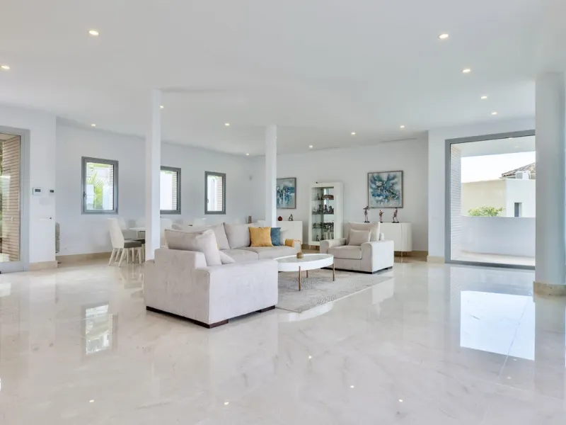 This exceptional luxury villa is located in the prestigious Los Arqueros Golf & Country Club, offering an unparalleled combination of space, sophistication, and stunning natural surroundings. Set on an elevated plot, the property enjoys breathtaking panor