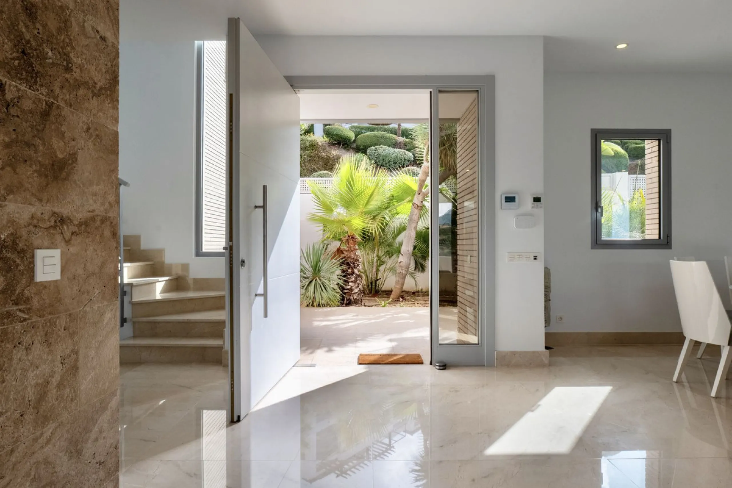 This exceptional luxury villa is located in the prestigious Los Arqueros Golf & Country Club, offering an unparalleled combination of space, sophistication, and stunning natural surroundings. Set on an elevated plot, the property enjoys breathtaking panor
