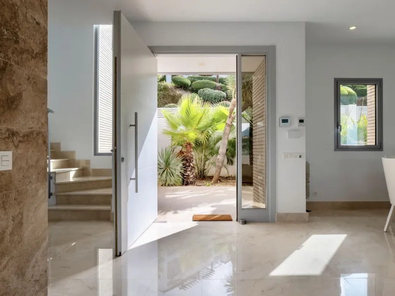 This exceptional luxury villa is located in the prestigious Los Arqueros Golf & Country Club, offering an unparalleled combination of space, sophistication, and stunning natural surroundings. Set on an elevated plot, the property enjoys breathtaking panor