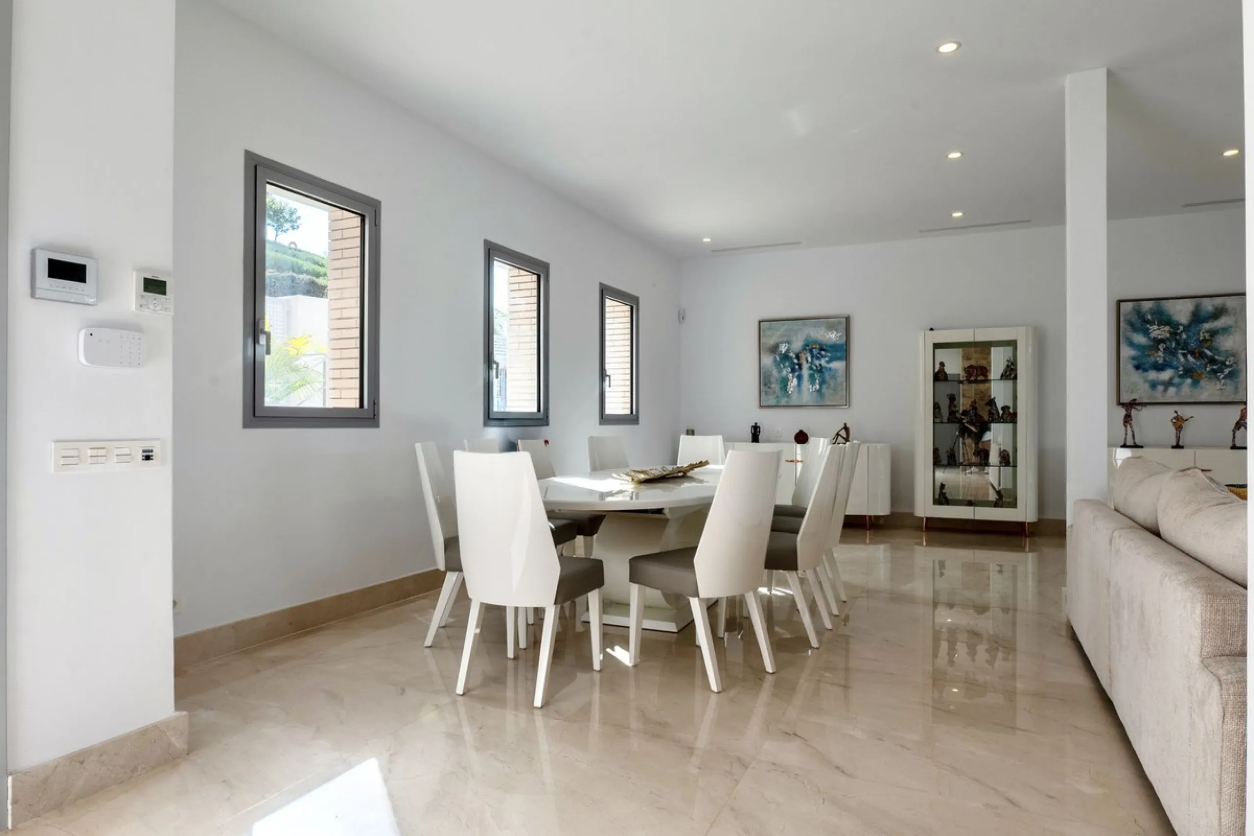 This exceptional luxury villa is located in the prestigious Los Arqueros Golf & Country Club, offering an unparalleled combination of space, sophistication, and stunning natural surroundings. Set on an elevated plot, the property enjoys breathtaking panor