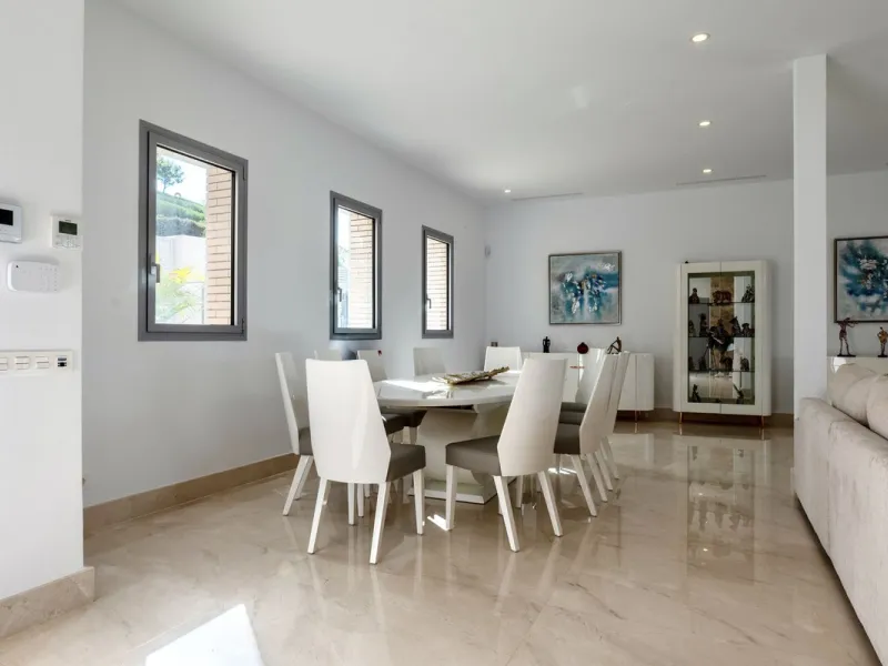 This exceptional luxury villa is located in the prestigious Los Arqueros Golf & Country Club, offering an unparalleled combination of space, sophistication, and stunning natural surroundings. Set on an elevated plot, the property enjoys breathtaking panor