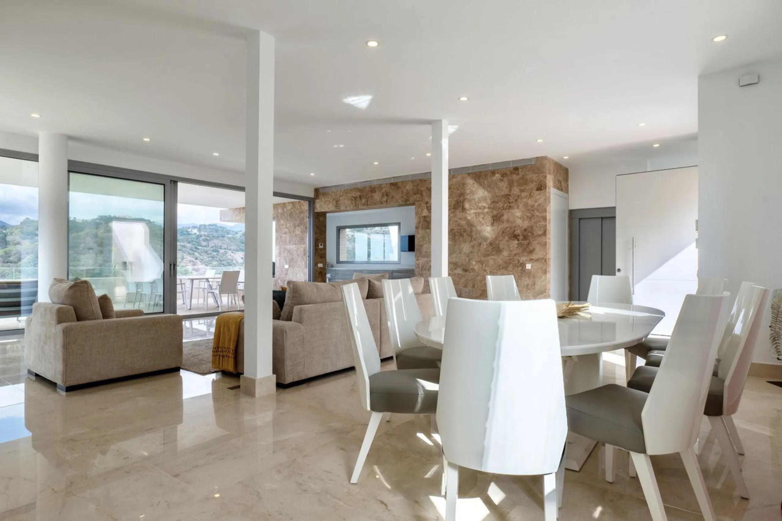 This exceptional luxury villa is located in the prestigious Los Arqueros Golf & Country Club, offering an unparalleled combination of space, sophistication, and stunning natural surroundings. Set on an elevated plot, the property enjoys breathtaking panor