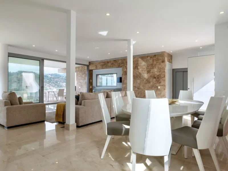 This exceptional luxury villa is located in the prestigious Los Arqueros Golf & Country Club, offering an unparalleled combination of space, sophistication, and stunning natural surroundings. Set on an elevated plot, the property enjoys breathtaking panor