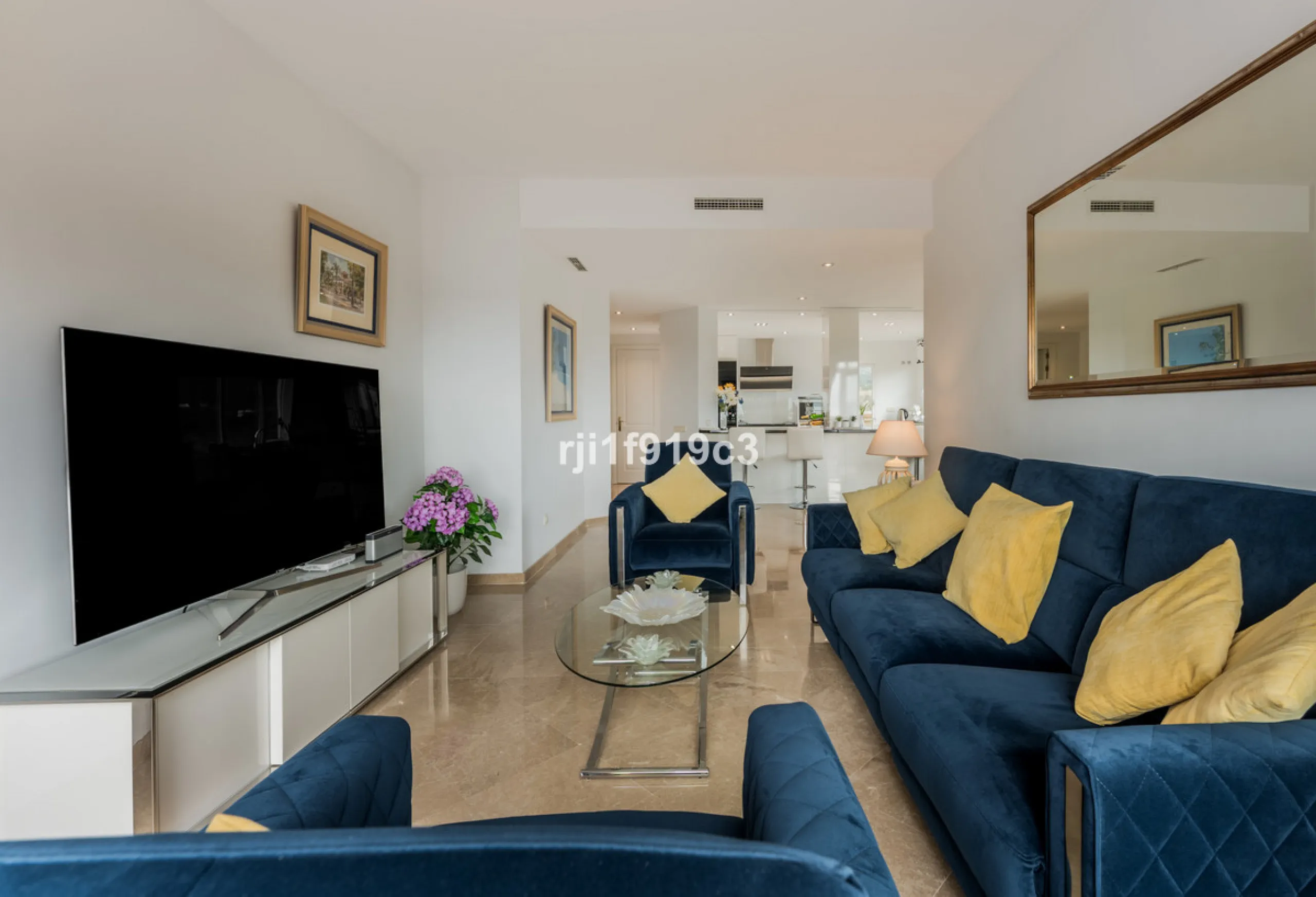 Wunderbares Apartment in der renommierten Wohnanlage Elviria Hills, einer der exklusivsten und begehrtesten Lagen im Osten von Marbella. Dieses elegante Apartment mit 103 m² zeichnet sich durch Großzügigkeit, Helligkeit und ein unvergleichliches Qualitätsniveau aus