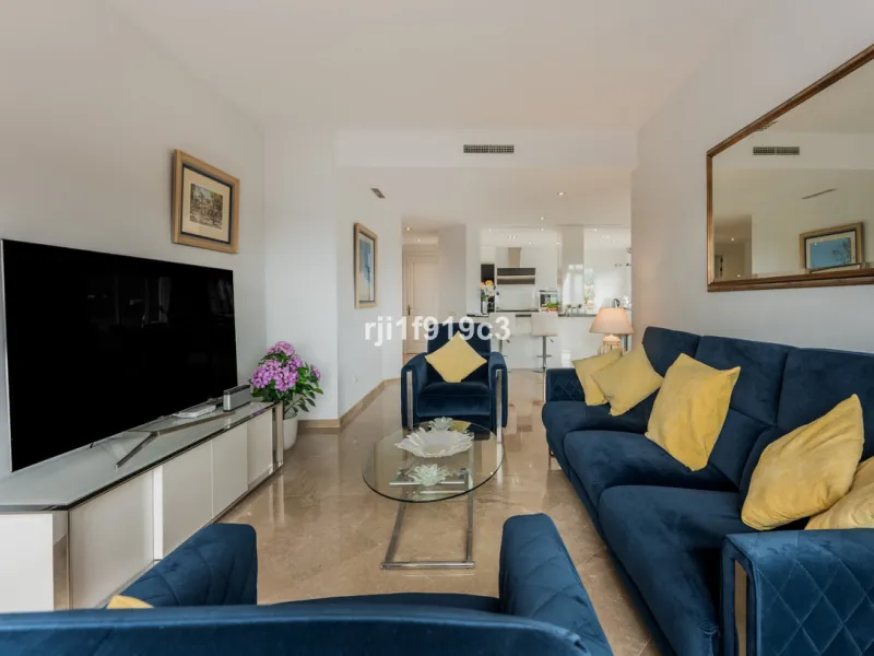 Wunderbares Apartment in der renommierten Wohnanlage Elviria Hills, einer der exklusivsten und begehrtesten Lagen im Osten von Marbella. Dieses elegante Apartment mit 103 m² zeichnet sich durch Großzügigkeit, Helligkeit und ein unvergleichliches Qualitätsniveau aus