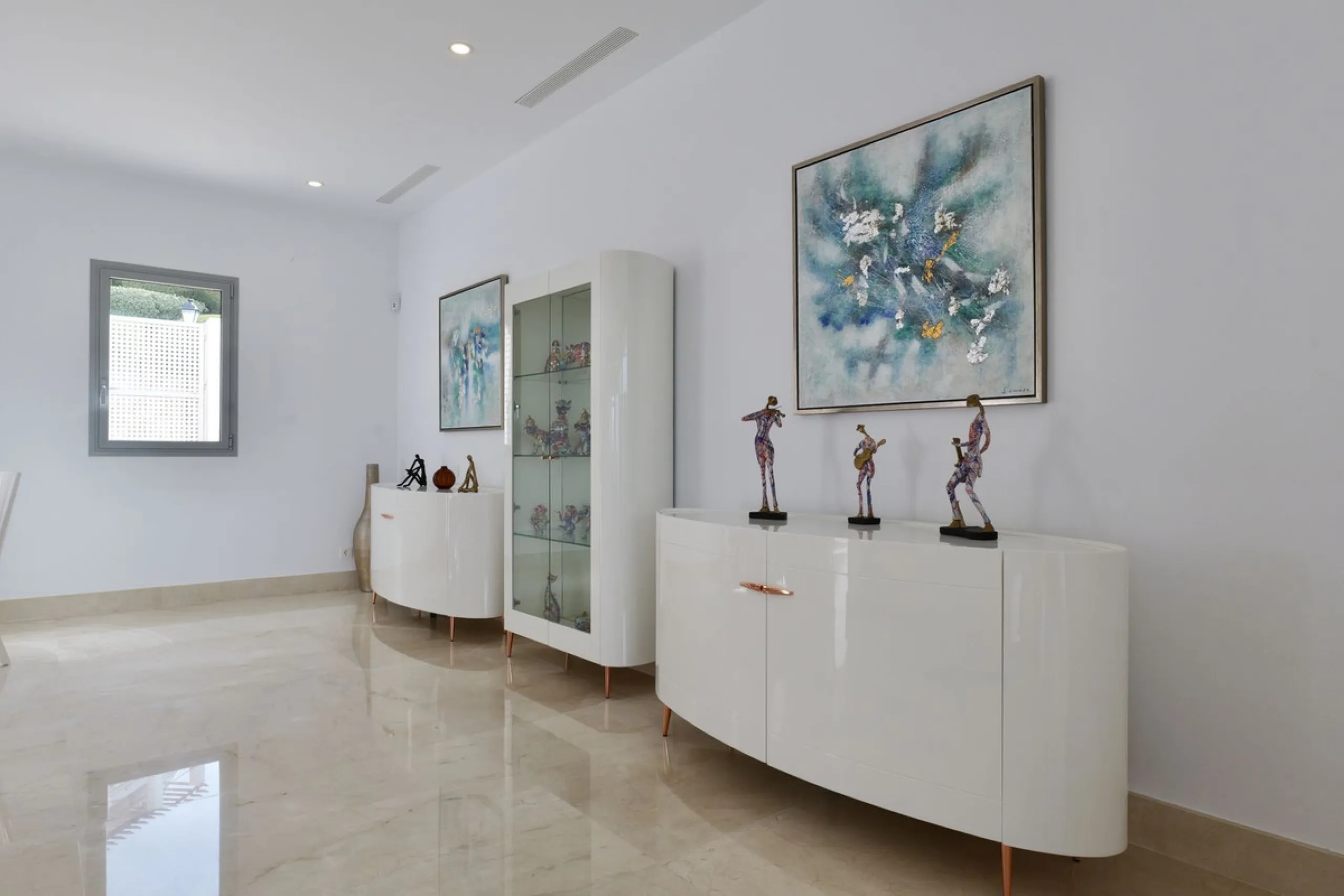 This exceptional luxury villa is located in the prestigious Los Arqueros Golf & Country Club, offering an unparalleled combination of space, sophistication, and stunning natural surroundings. Set on an elevated plot, the property enjoys breathtaking panor