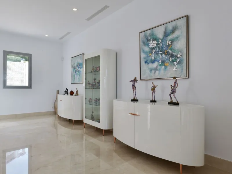 This exceptional luxury villa is located in the prestigious Los Arqueros Golf & Country Club, offering an unparalleled combination of space, sophistication, and stunning natural surroundings. Set on an elevated plot, the property enjoys breathtaking panor