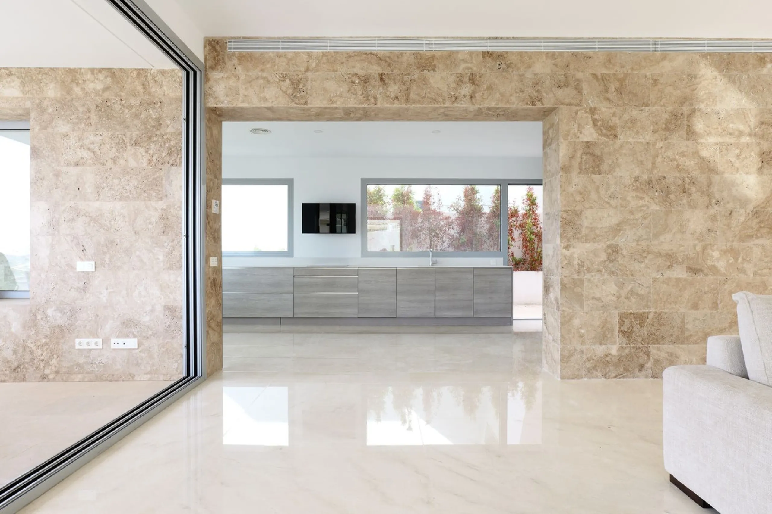 This exceptional luxury villa is located in the prestigious Los Arqueros Golf & Country Club, offering an unparalleled combination of space, sophistication, and stunning natural surroundings. Set on an elevated plot, the property enjoys breathtaking panor