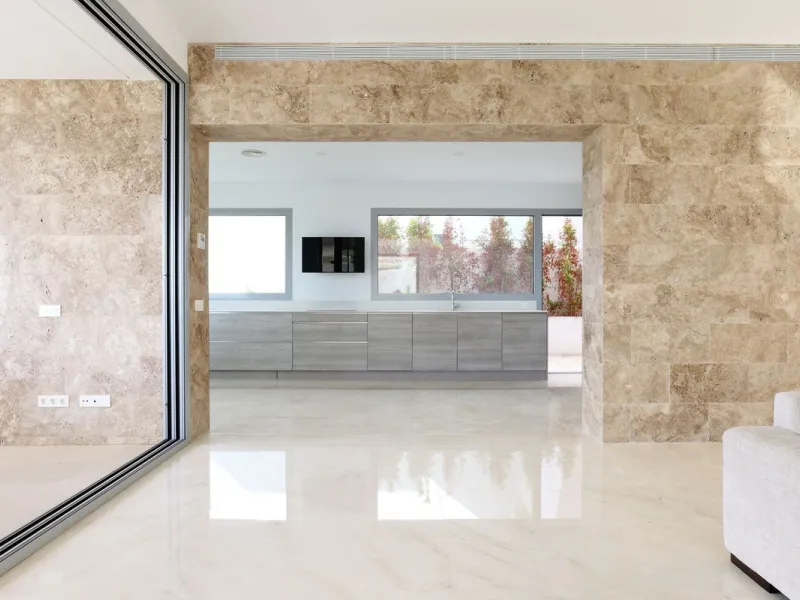 This exceptional luxury villa is located in the prestigious Los Arqueros Golf & Country Club, offering an unparalleled combination of space, sophistication, and stunning natural surroundings. Set on an elevated plot, the property enjoys breathtaking panor