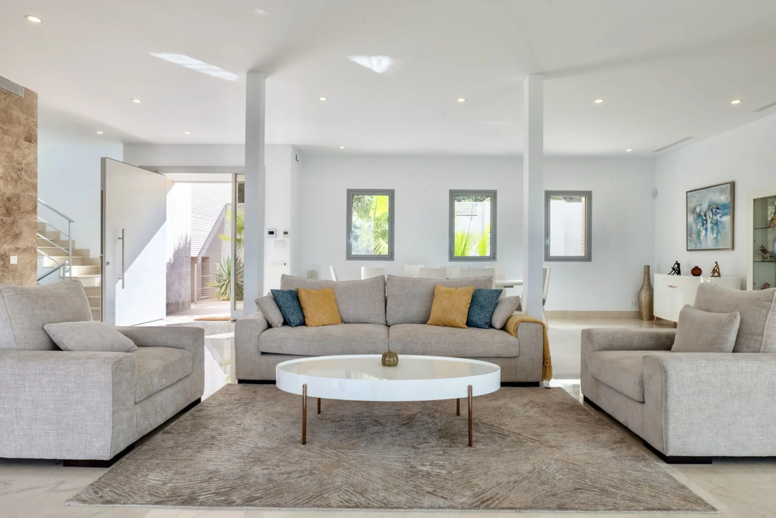 This exceptional luxury villa is located in the prestigious Los Arqueros Golf & Country Club, offering an unparalleled combination of space, sophistication, and stunning natural surroundings. Set on an elevated plot, the property enjoys breathtaking panor