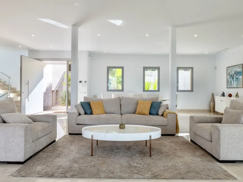 This exceptional luxury villa is located in the prestigious Los Arqueros Golf & Country Club, offering an unparalleled combination of space, sophistication, and stunning natural surroundings. Set on an elevated plot, the property enjoys breathtaking panor