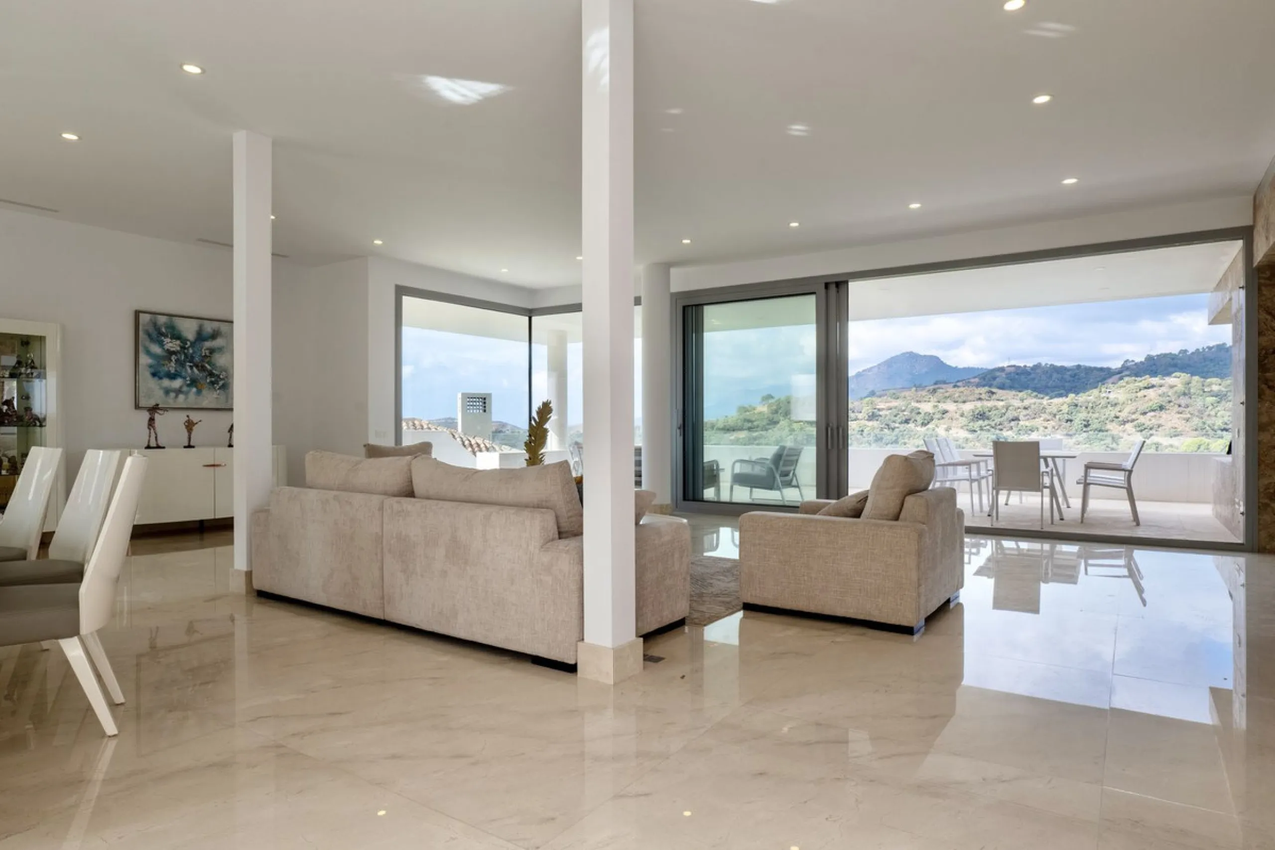 This exceptional luxury villa is located in the prestigious Los Arqueros Golf & Country Club, offering an unparalleled combination of space, sophistication, and stunning natural surroundings. Set on an elevated plot, the property enjoys breathtaking panor