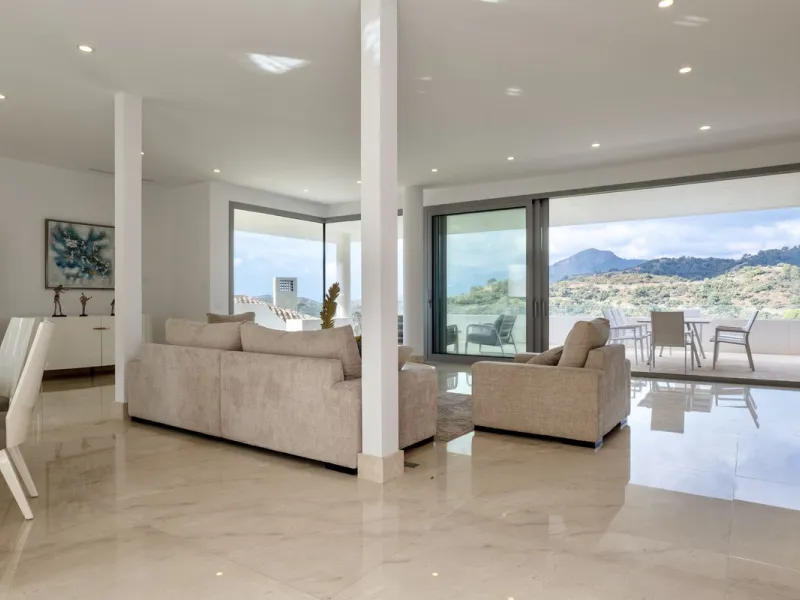 This exceptional luxury villa is located in the prestigious Los Arqueros Golf & Country Club, offering an unparalleled combination of space, sophistication, and stunning natural surroundings. Set on an elevated plot, the property enjoys breathtaking panor