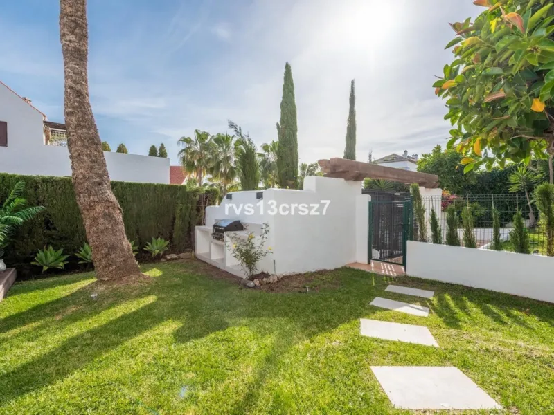 Apartment - Ground Floor Apartment в продаже в Marbella, Málaga. В доме 4 спален и 2 ванных комнат. Площадь дома 112 м²
