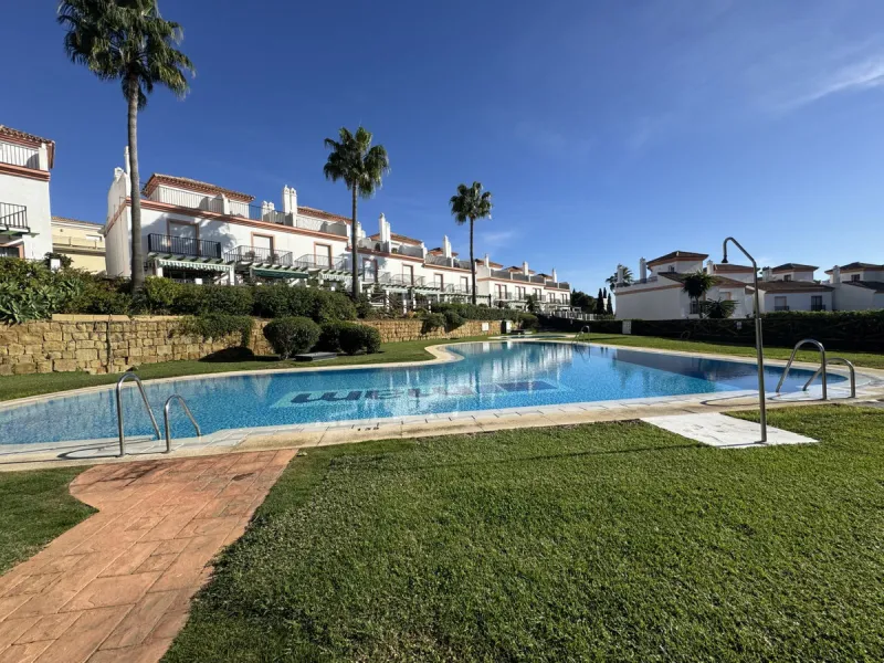 Unique opportunity, beautiful townhouse with 2 bathrooms and possibility to 3 bedrooms, next to the port of beautiful Cabopino.