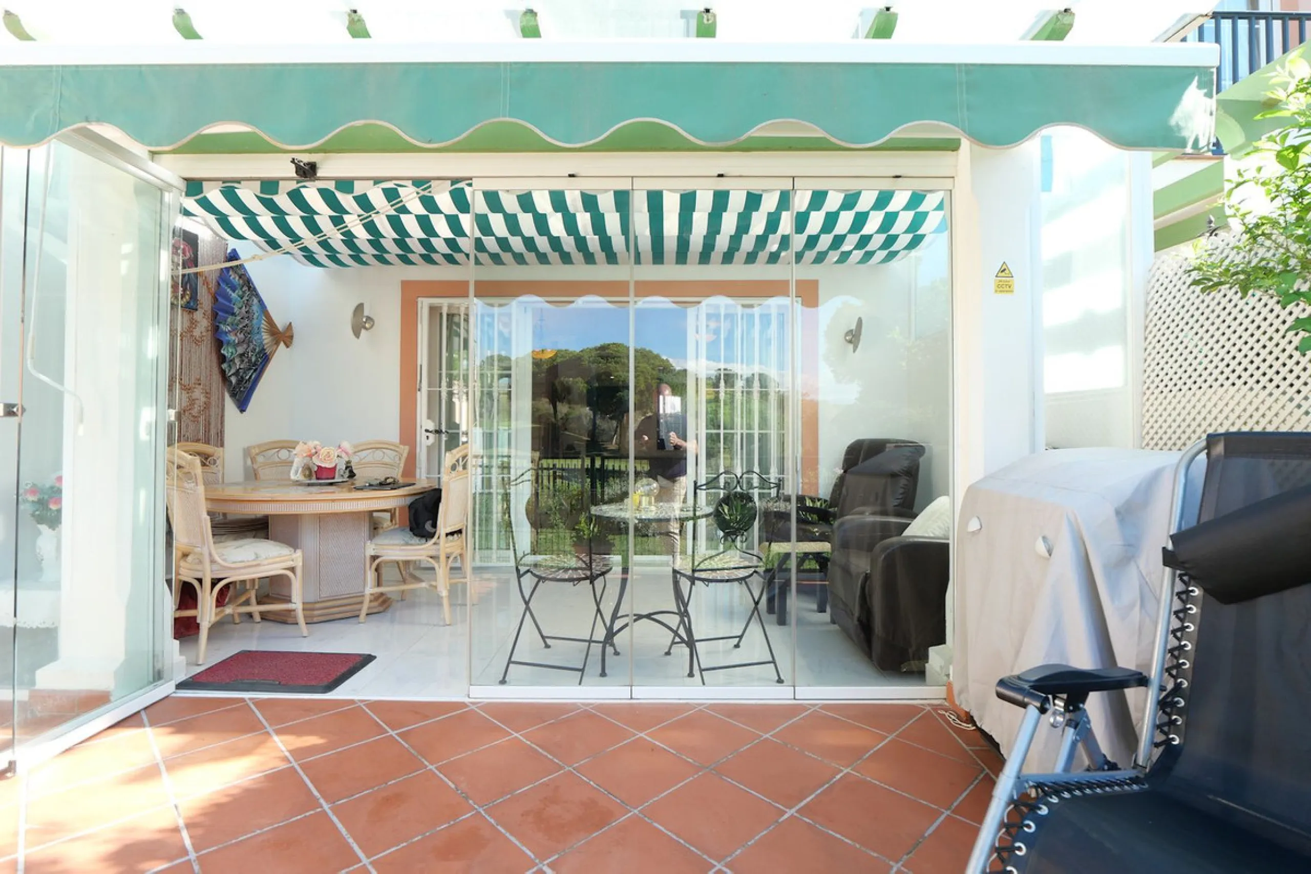 Unique opportunity, beautiful townhouse with 2 bathrooms and possibility to 3 bedrooms, next to the port of beautiful Cabopino.