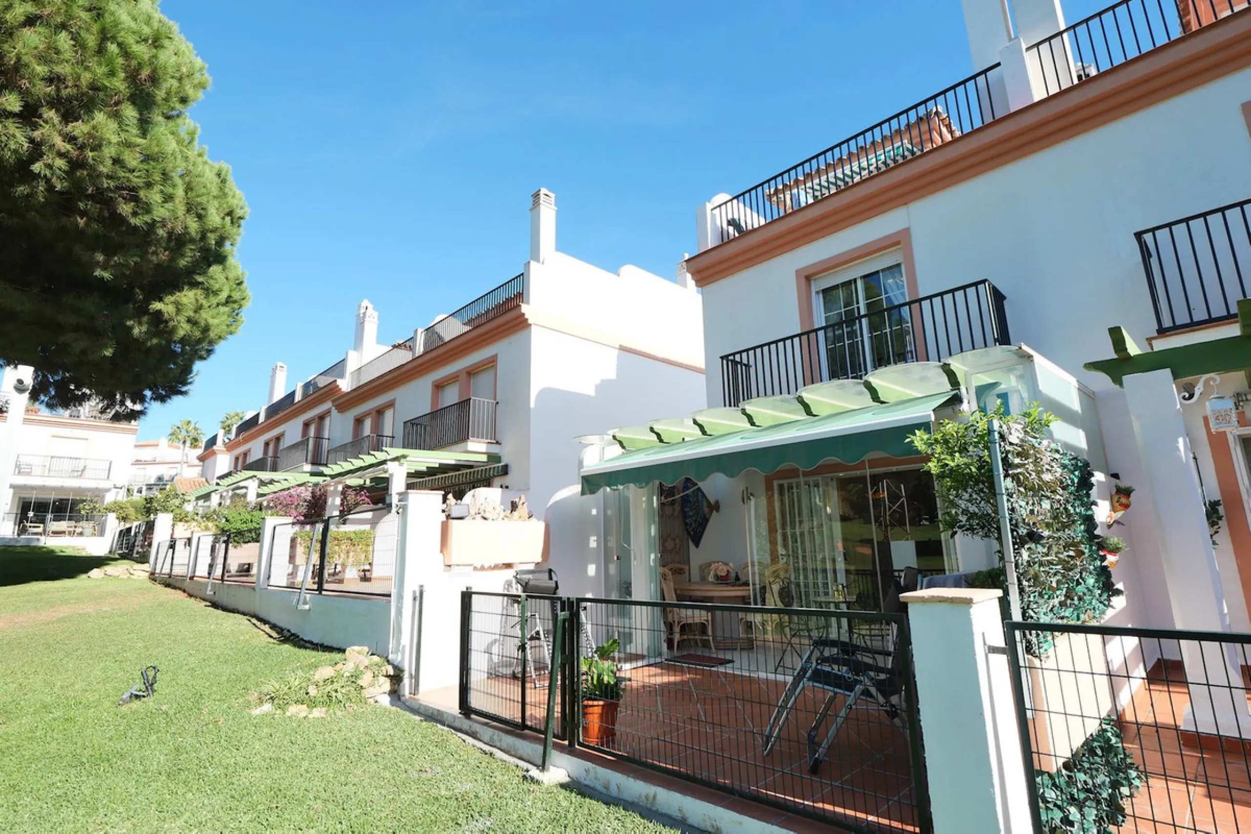 Unique opportunity, beautiful townhouse with 2 bathrooms and possibility to 3 bedrooms, next to the port of beautiful Cabopino.