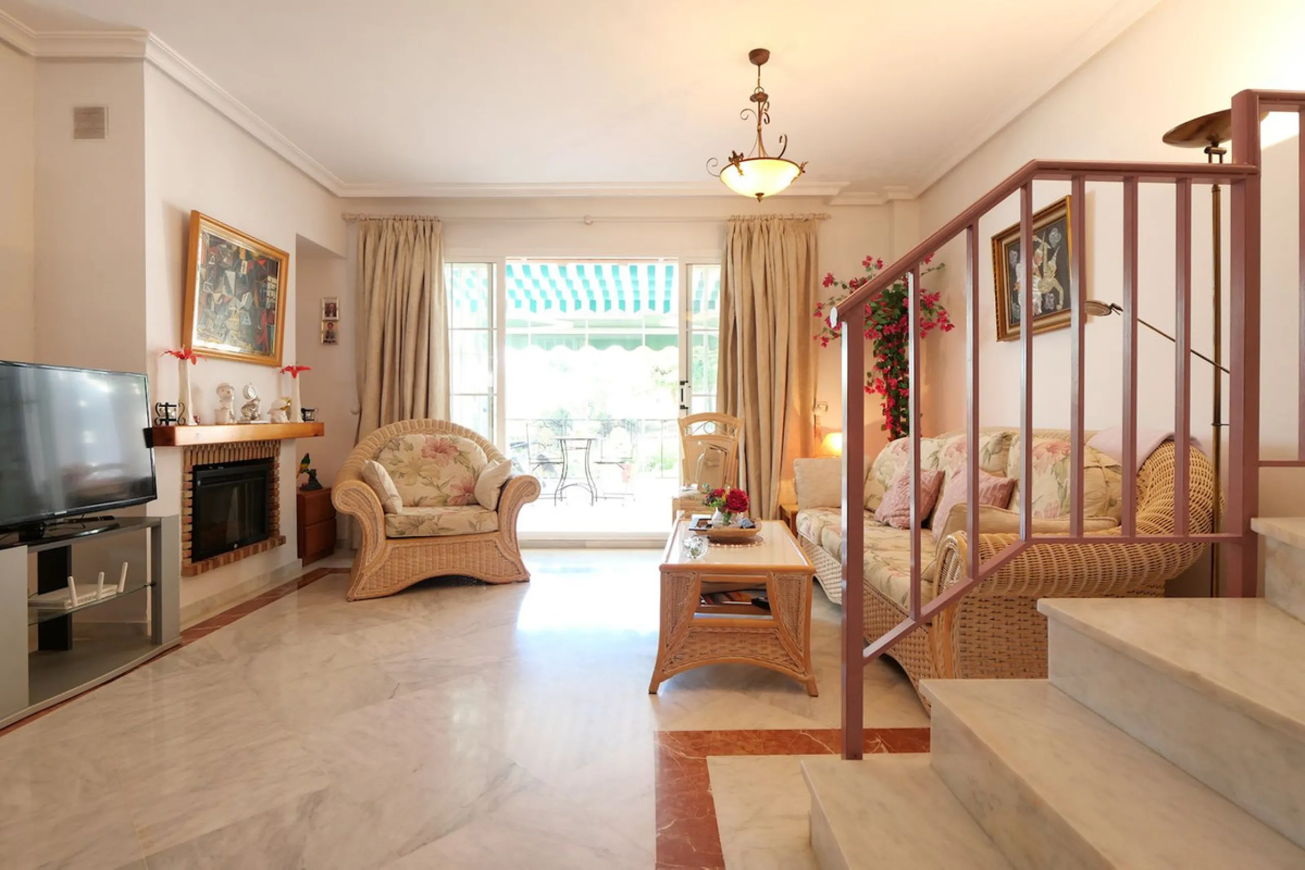 Unique opportunity, beautiful townhouse with 2 bathrooms and possibility to 3 bedrooms, next to the port of beautiful Cabopino.