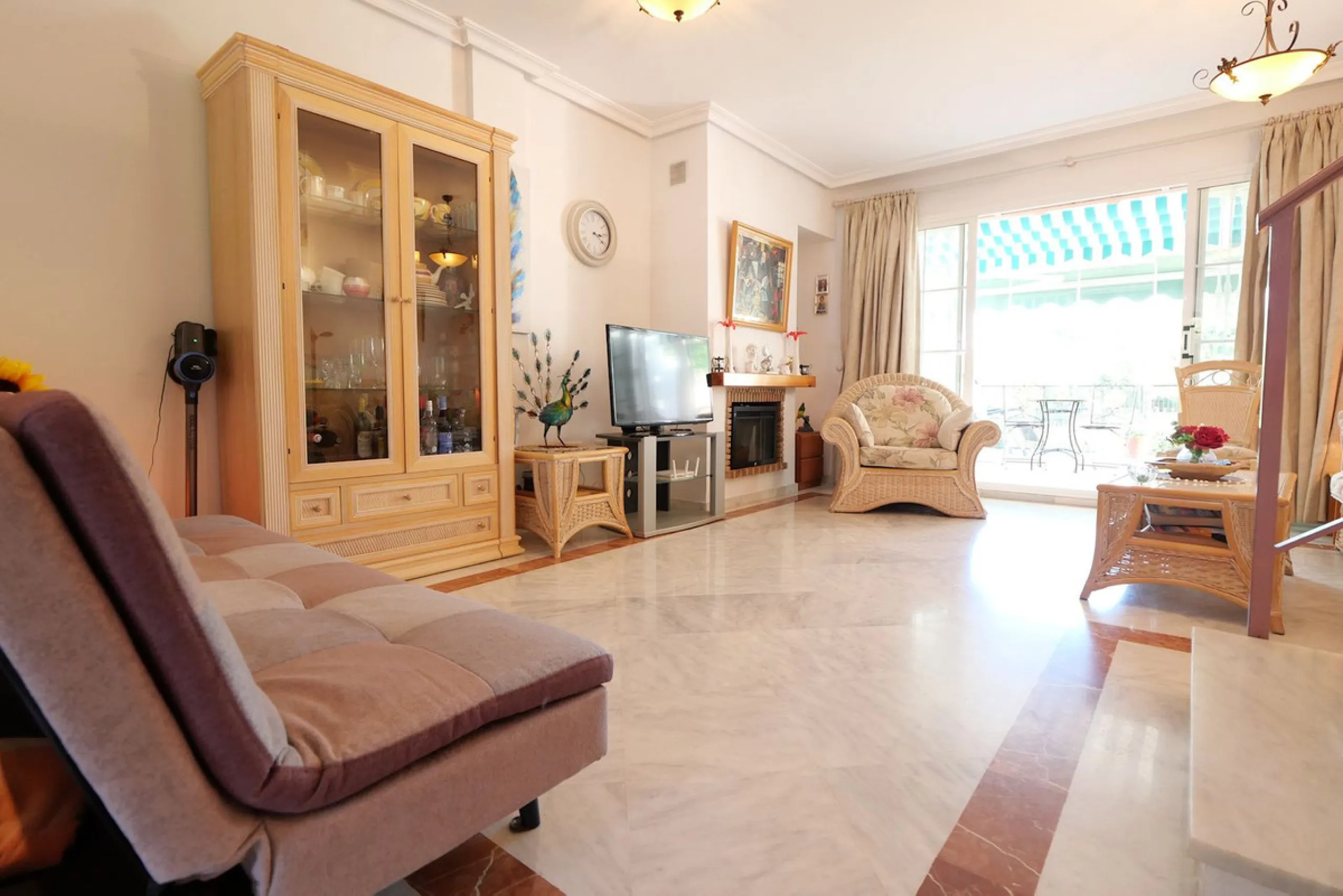 Unique opportunity, beautiful townhouse with 2 bathrooms and possibility to 3 bedrooms, next to the port of beautiful Cabopino.