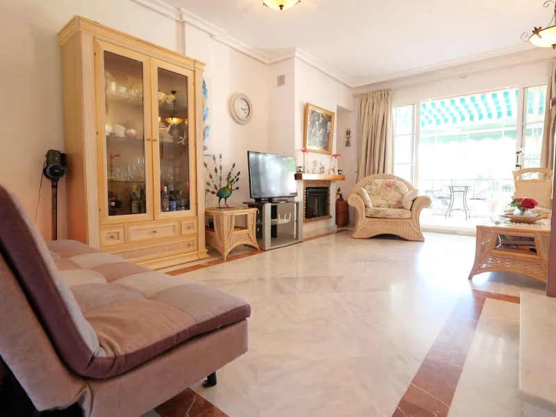 Unique opportunity, beautiful townhouse with 2 bathrooms and possibility to 3 bedrooms, next to the port of beautiful Cabopino.