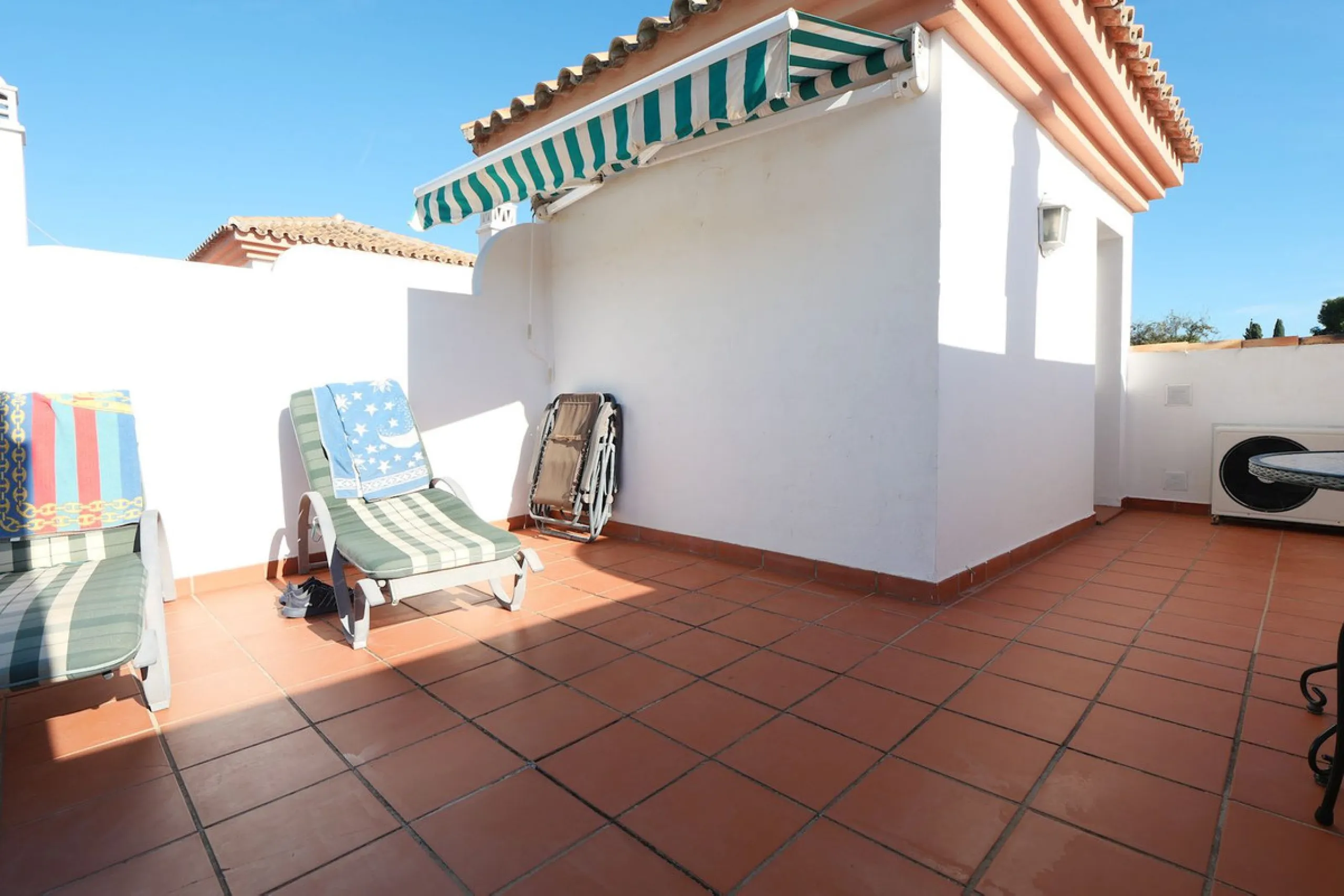 Unique opportunity, beautiful townhouse with 2 bathrooms and possibility to 3 bedrooms, next to the port of beautiful Cabopino.