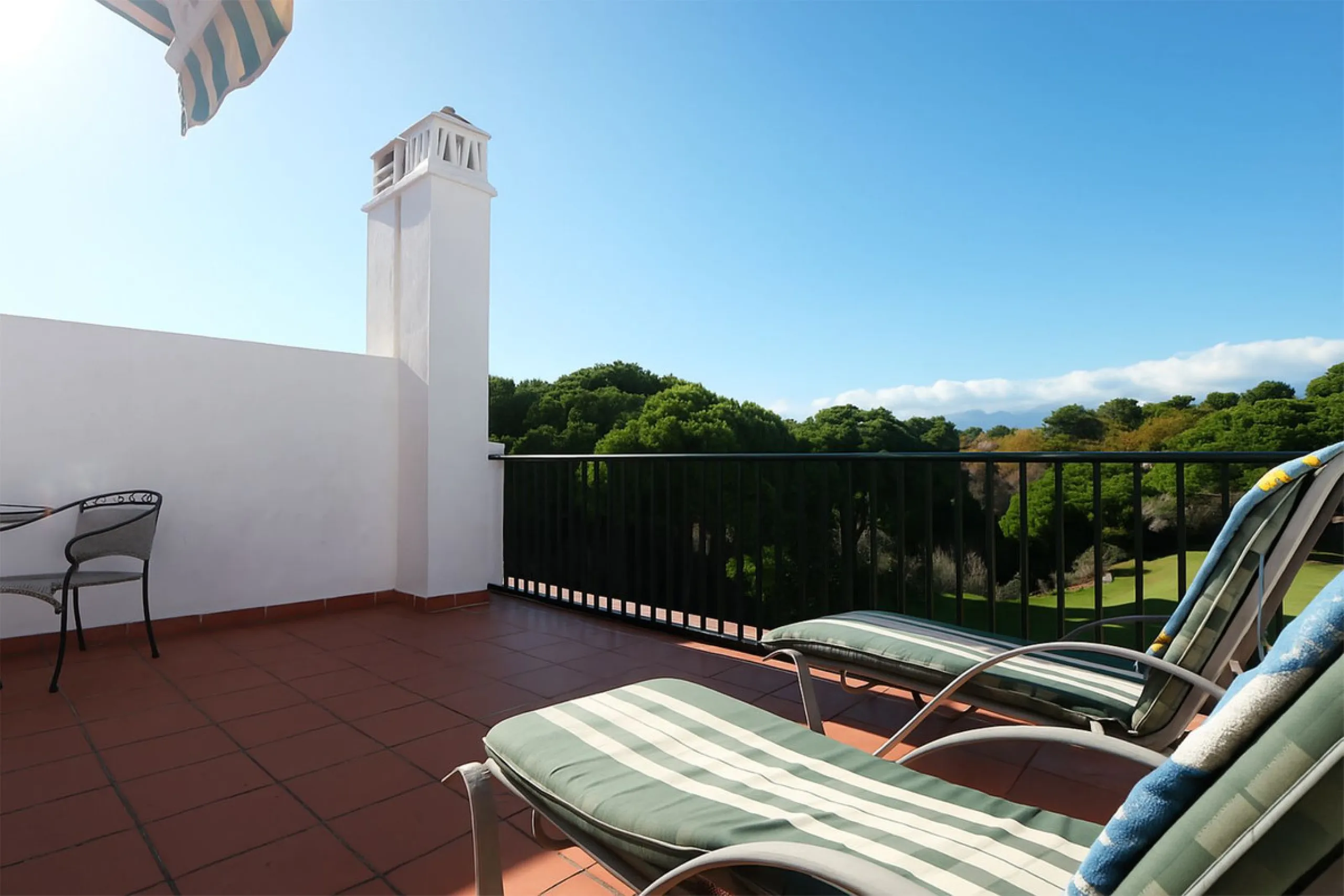 Unique opportunity, beautiful townhouse with 2 bathrooms and possibility to 3 bedrooms, next to the port of beautiful Cabopino.