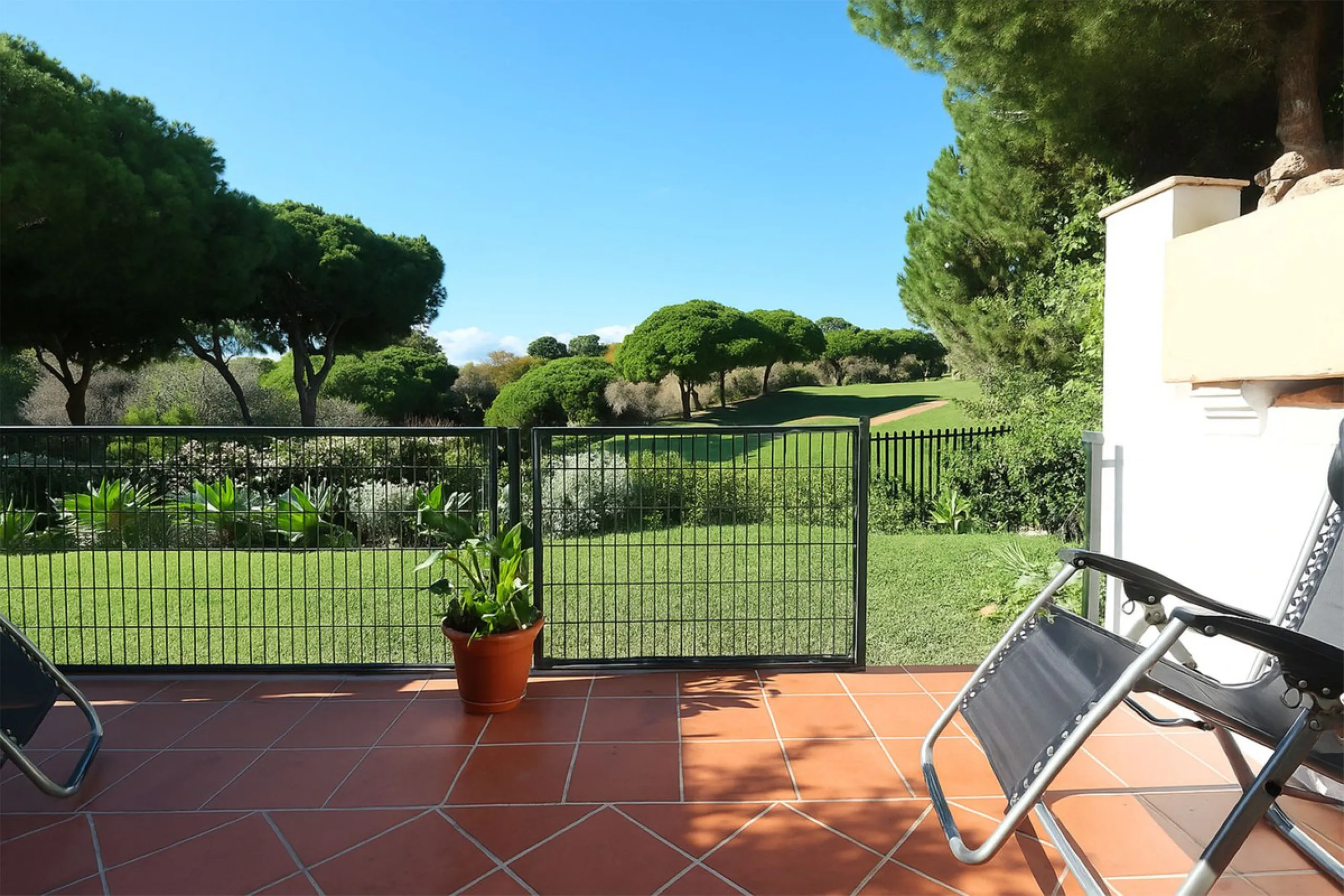 Unique opportunity, beautiful townhouse with 2 bathrooms and possibility to 3 bedrooms, next to the port of beautiful Cabopino.