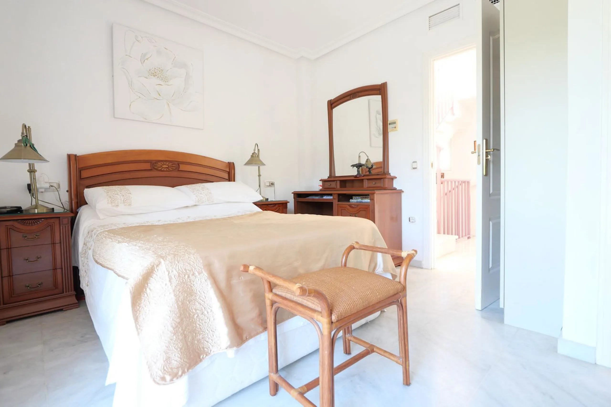 Unique opportunity, beautiful townhouse with 2 bathrooms and possibility to 3 bedrooms, next to the port of beautiful Cabopino.