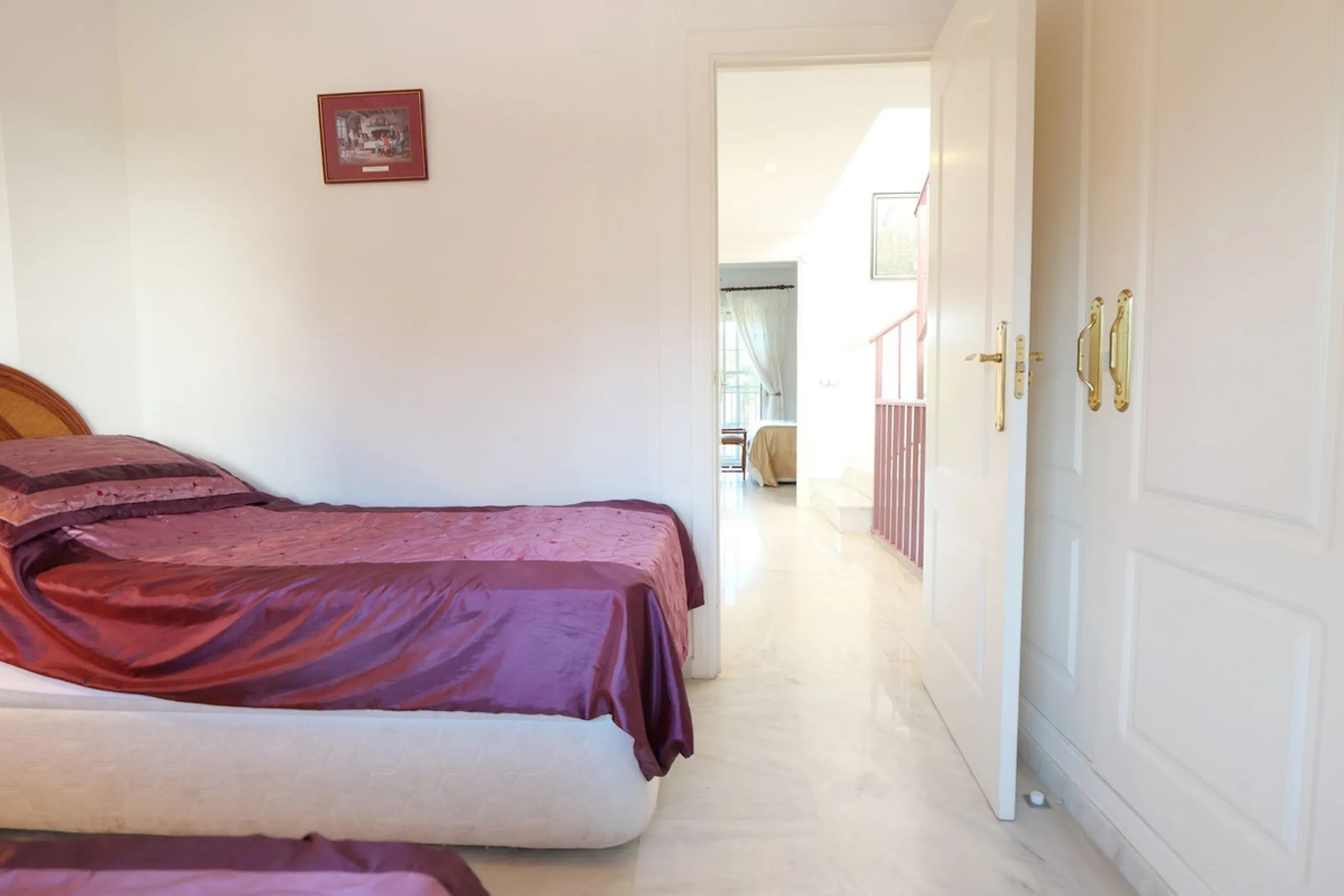 Unique opportunity, beautiful townhouse with 2 bathrooms and possibility to 3 bedrooms, next to the port of beautiful Cabopino.