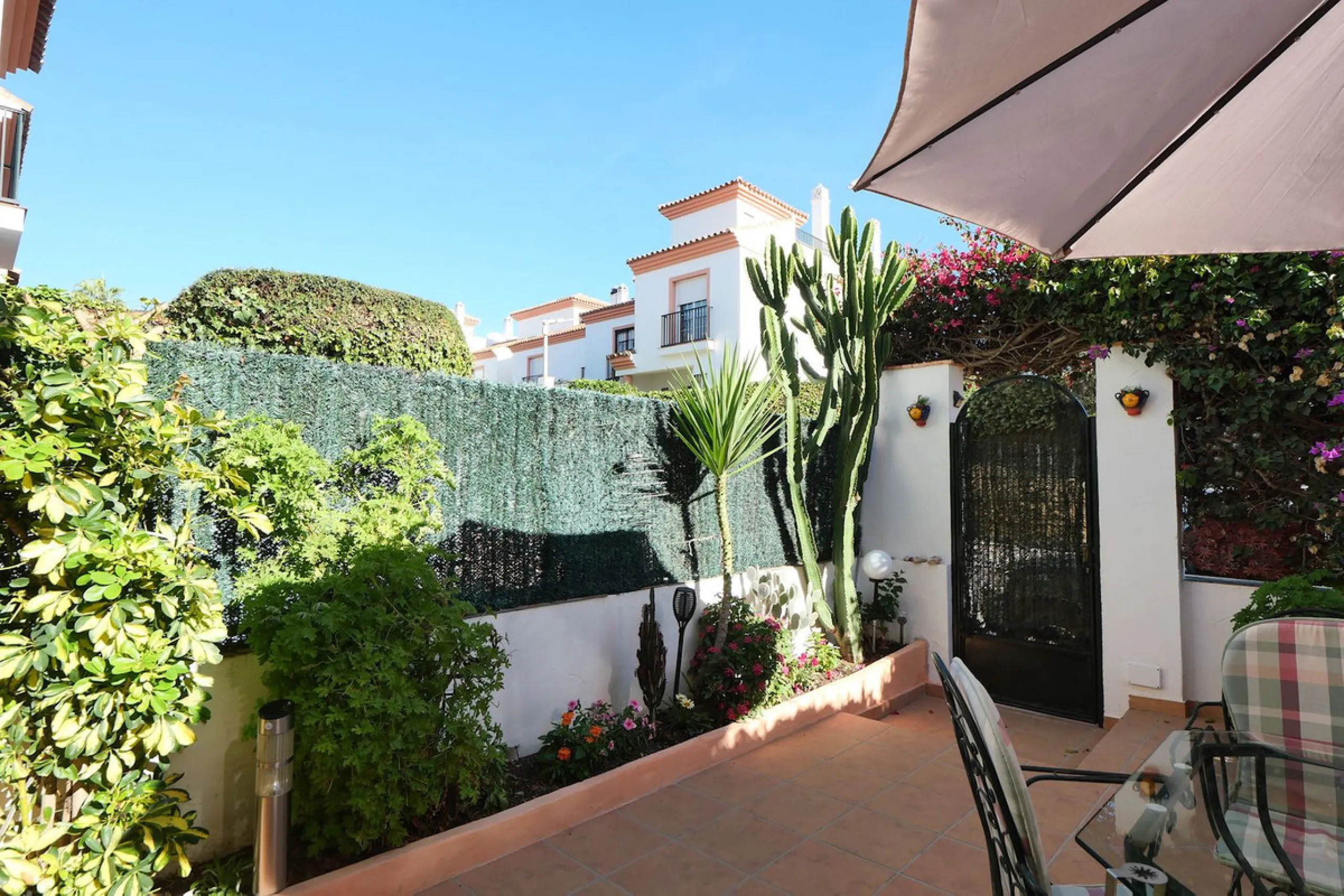 Unique opportunity, beautiful townhouse with 2 bathrooms and possibility to 3 bedrooms, next to the port of beautiful Cabopino.