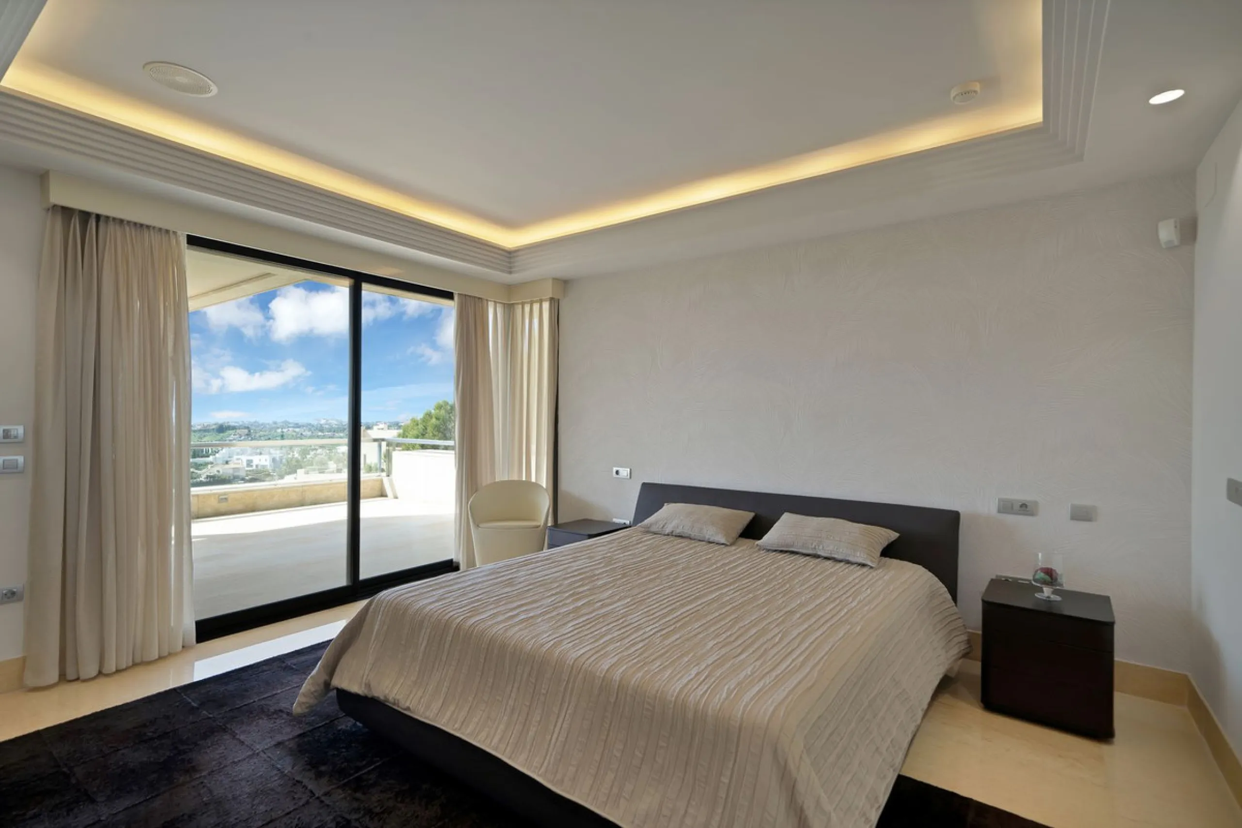 Stunning 3-Bedroom Apartment with Panoramic Views.