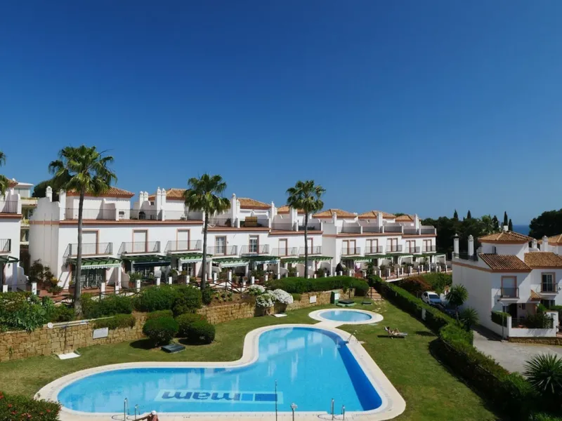 Unique opportunity, beautiful townhouse with 2 bathrooms and possibility to 3 bedrooms, next to the port of beautiful Cabopino.