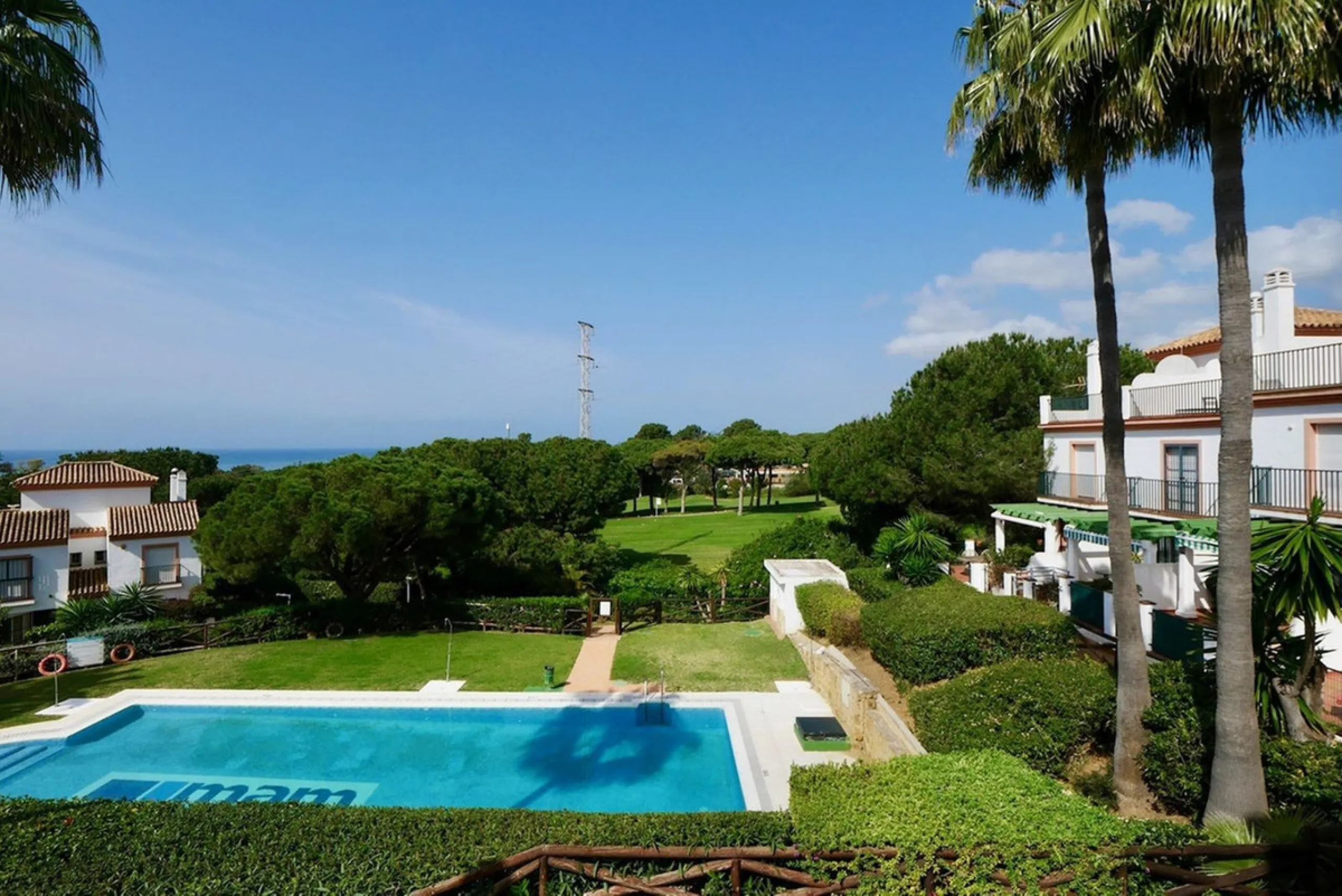 Unique opportunity, beautiful townhouse with 2 bathrooms and possibility to 3 bedrooms, next to the port of beautiful Cabopino.