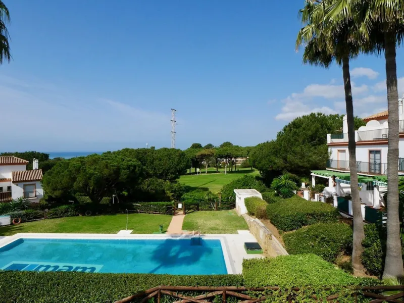 Unique opportunity, beautiful townhouse with 2 bathrooms and possibility to 3 bedrooms, next to the port of beautiful Cabopino.