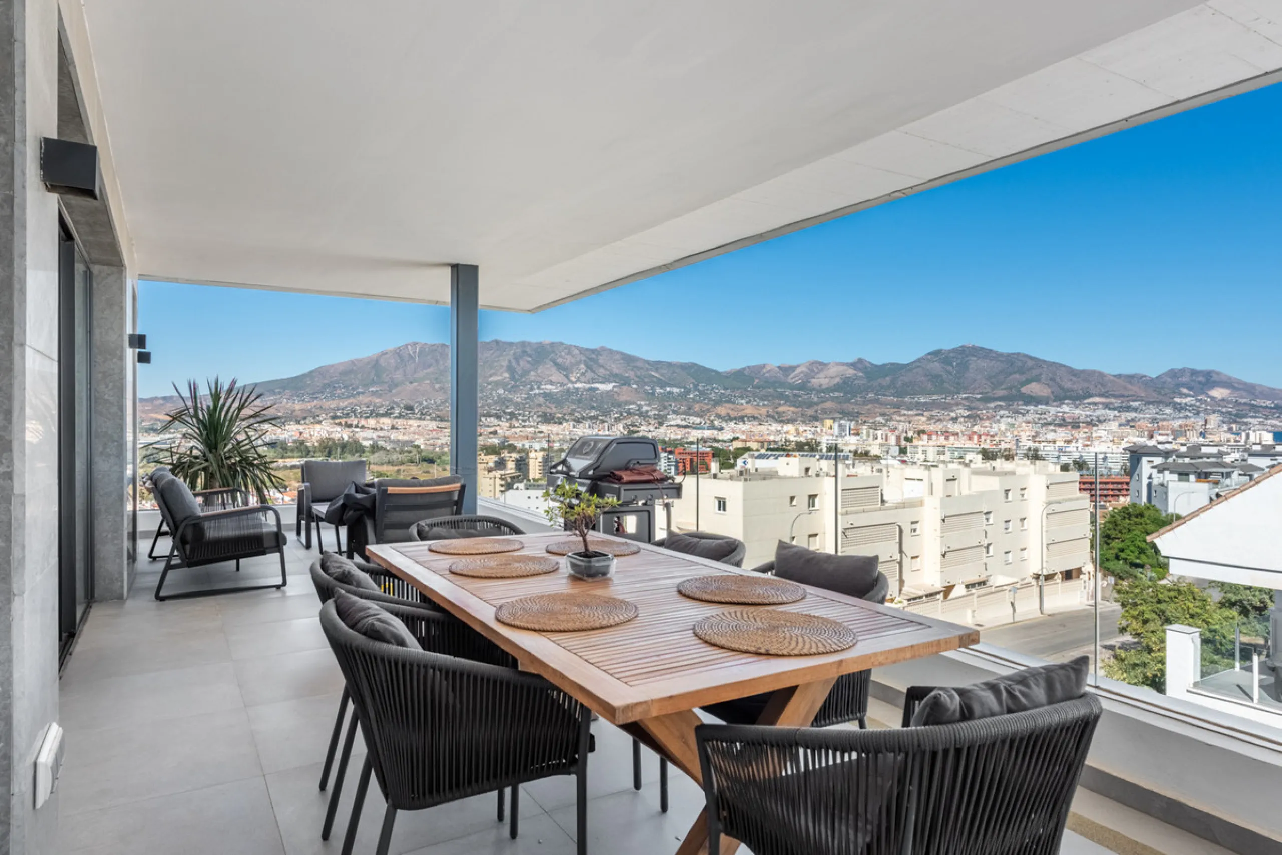 Modern Elegance with Sea and Mountain Views in Fuengirola, (with turist license)