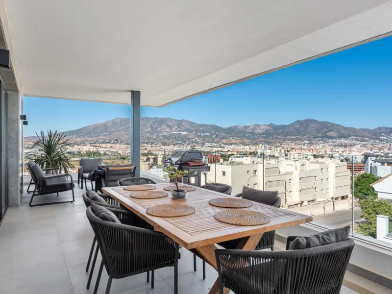 Modern Elegance with Sea and Mountain Views in Fuengirola, (with turist license)