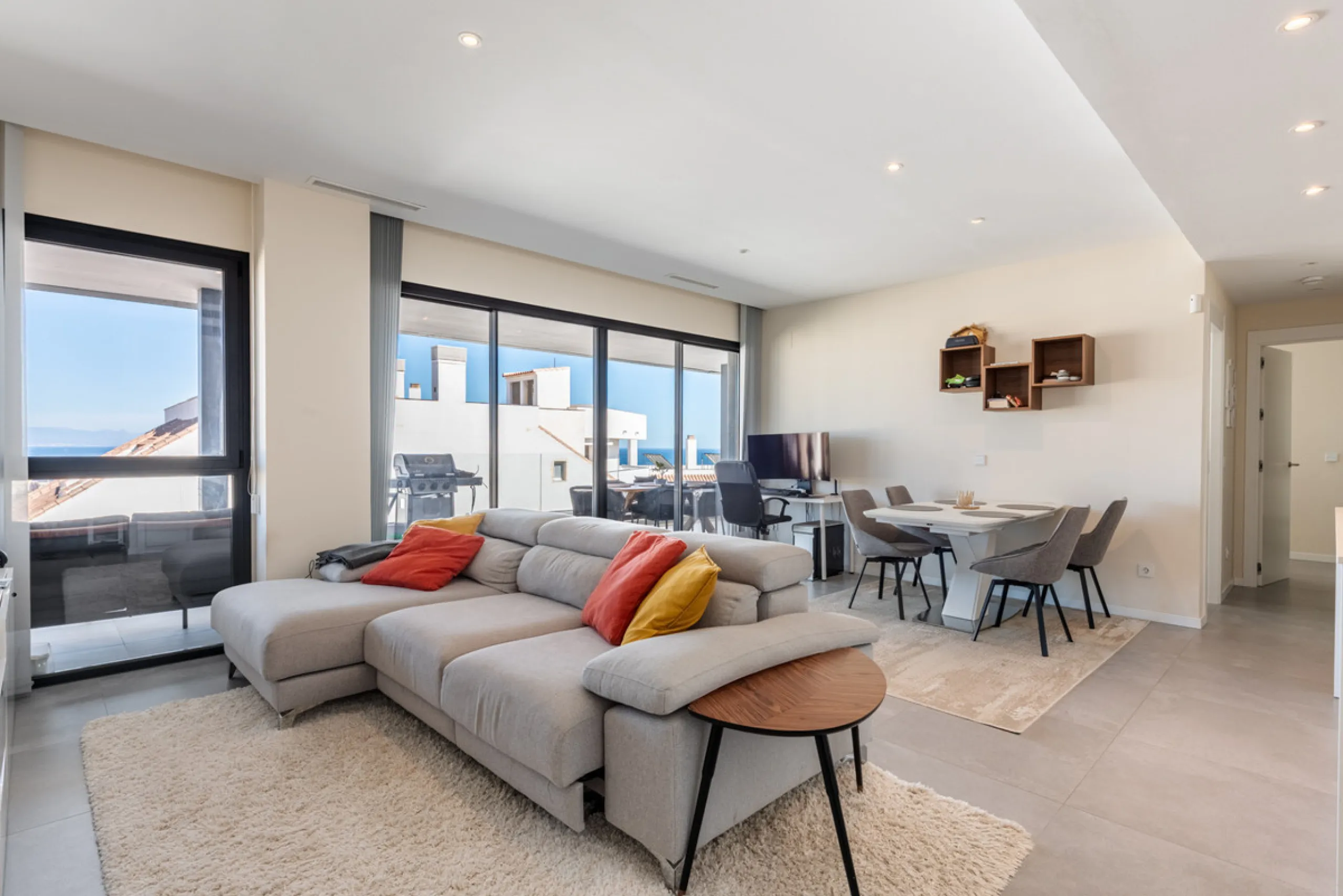 Modern Elegance with Sea and Mountain Views in Fuengirola, (with turist license)