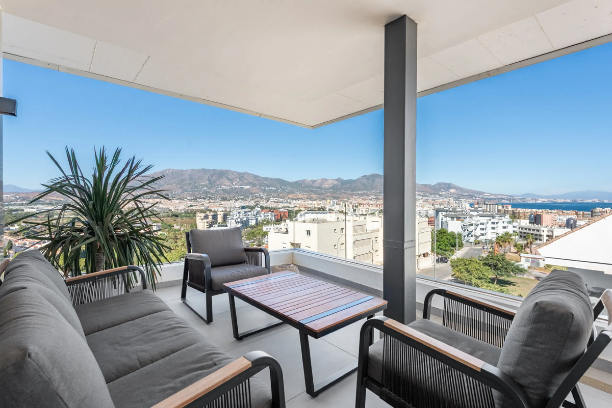 Modern Elegance with Sea and Mountain Views in Fuengirola, (with turist license)