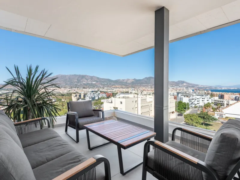 Modern Elegance with Sea and Mountain Views in Fuengirola, (with turist license)
