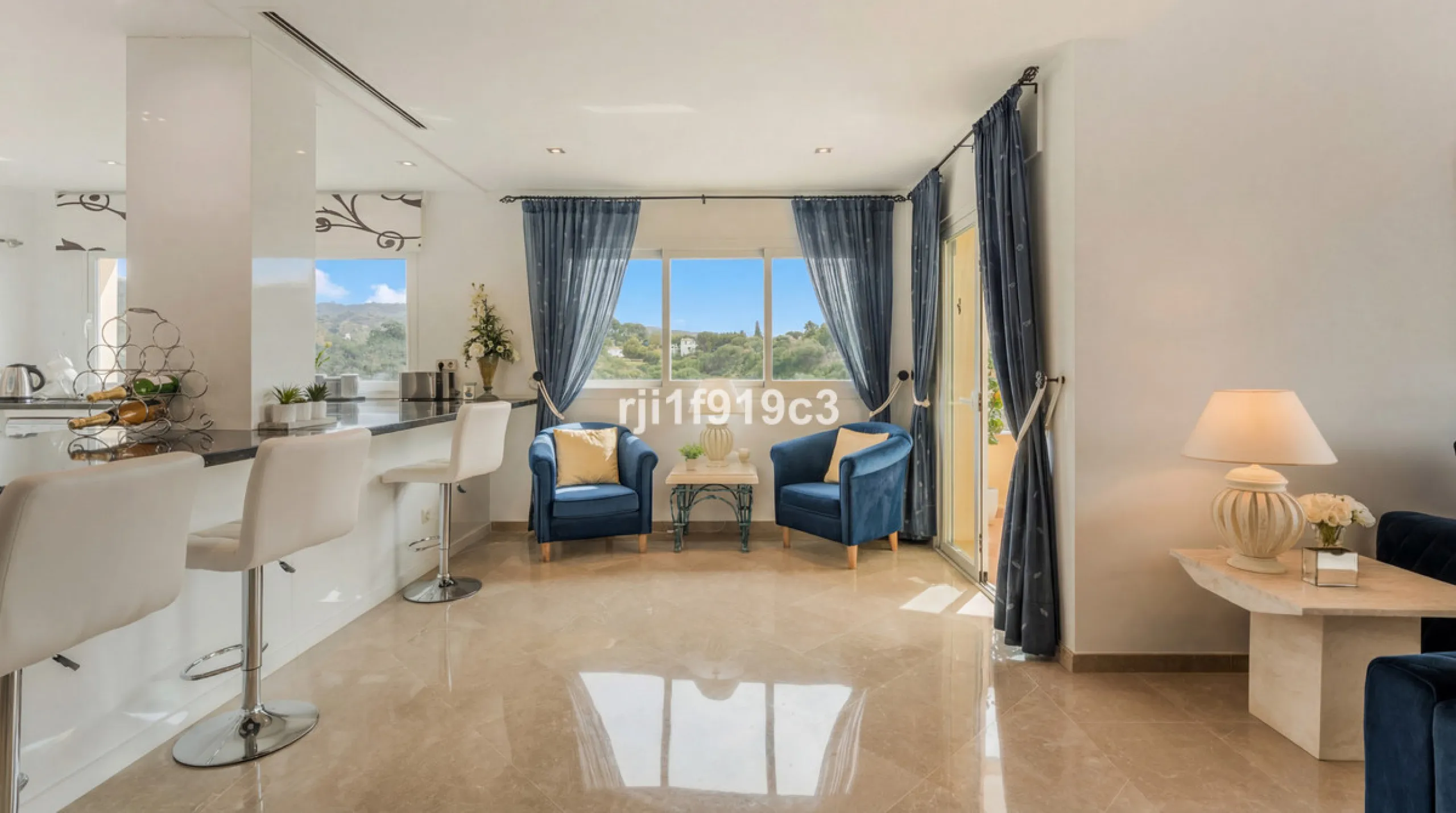 Wunderbares Apartment in der renommierten Wohnanlage Elviria Hills, einer der exklusivsten und begehrtesten Lagen im Osten von Marbella. Dieses elegante Apartment mit 103 m² zeichnet sich durch Großzügigkeit, Helligkeit und ein unvergleichliches Qualitätsniveau aus