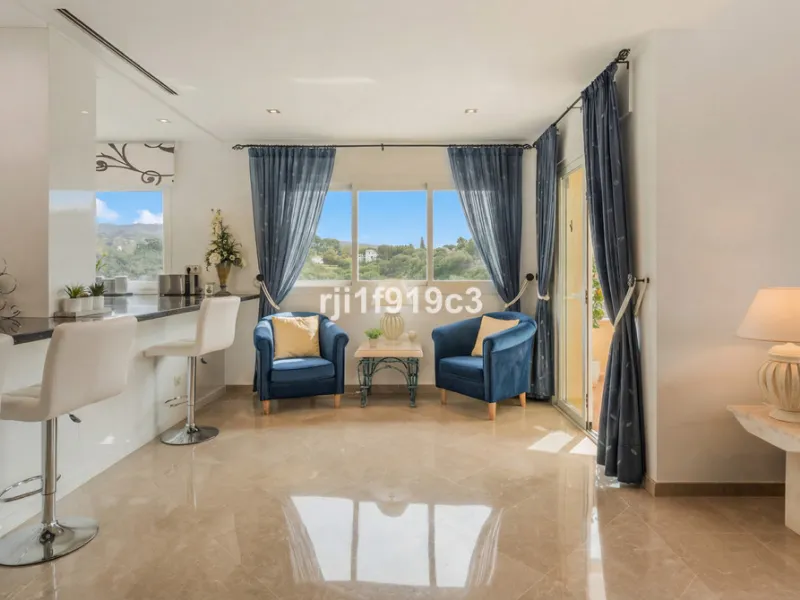Wunderbares Apartment in der renommierten Wohnanlage Elviria Hills, einer der exklusivsten und begehrtesten Lagen im Osten von Marbella. Dieses elegante Apartment mit 103 m² zeichnet sich durch Großzügigkeit, Helligkeit und ein unvergleichliches Qualitätsniveau aus