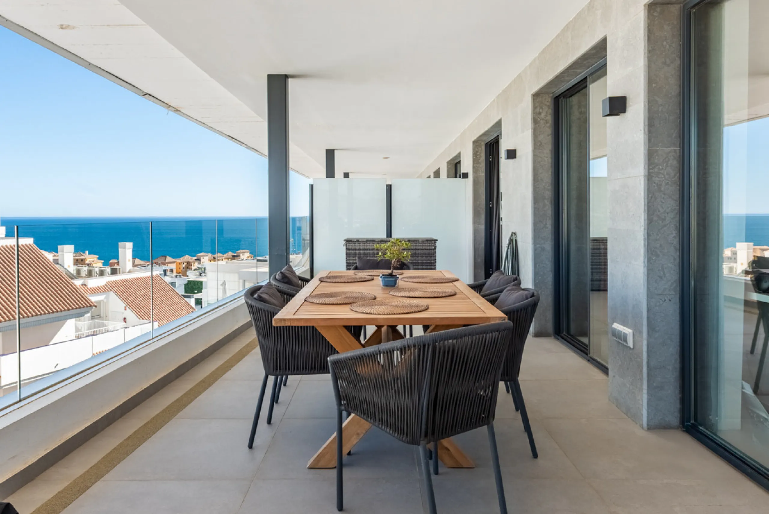 Modern Elegance with Sea and Mountain Views in Fuengirola, (with turist license)