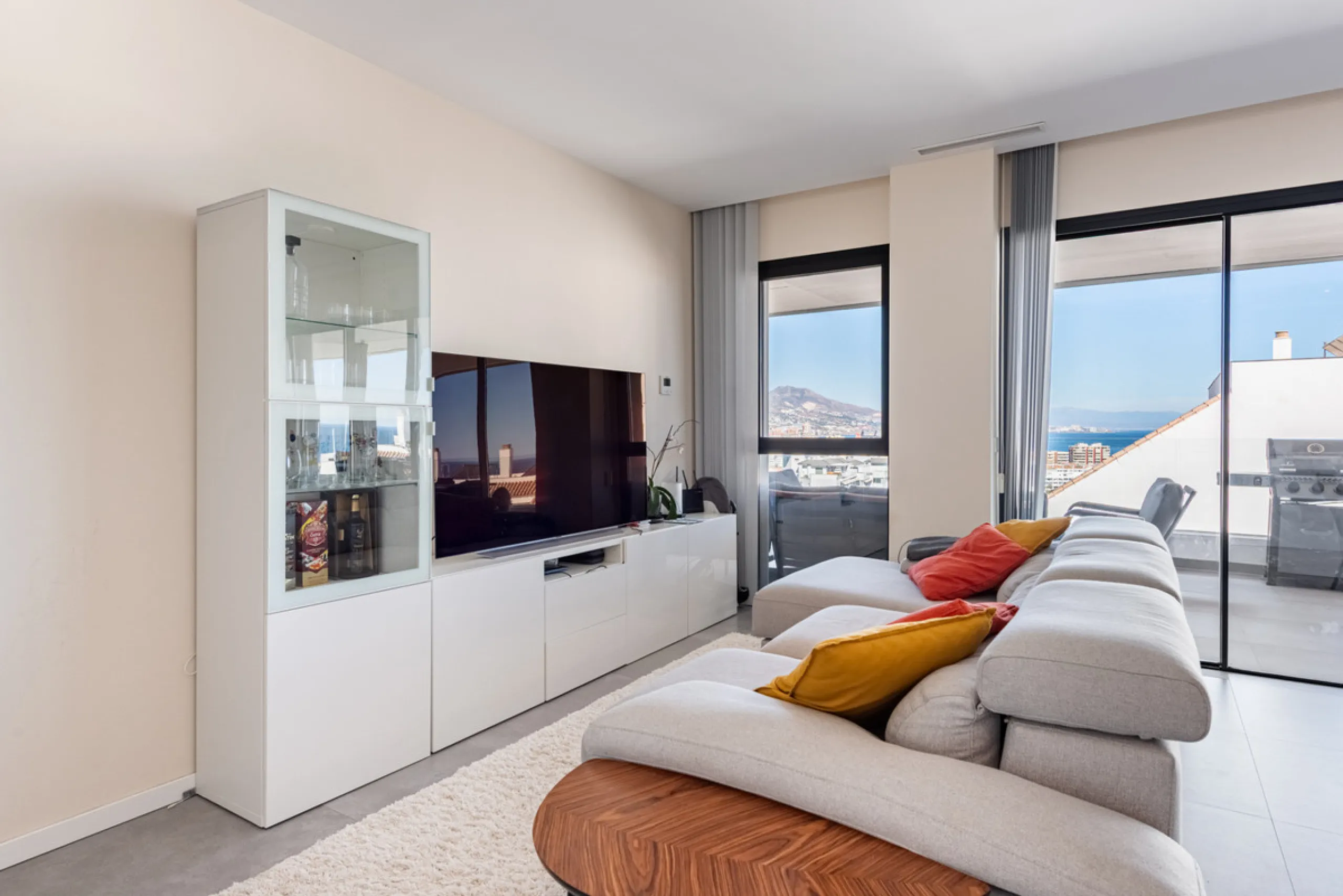 Modern Elegance with Sea and Mountain Views in Fuengirola, (with turist license)