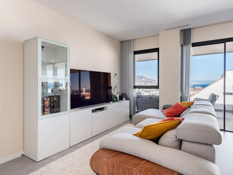 Modern Elegance with Sea and Mountain Views in Fuengirola, (with turist license)