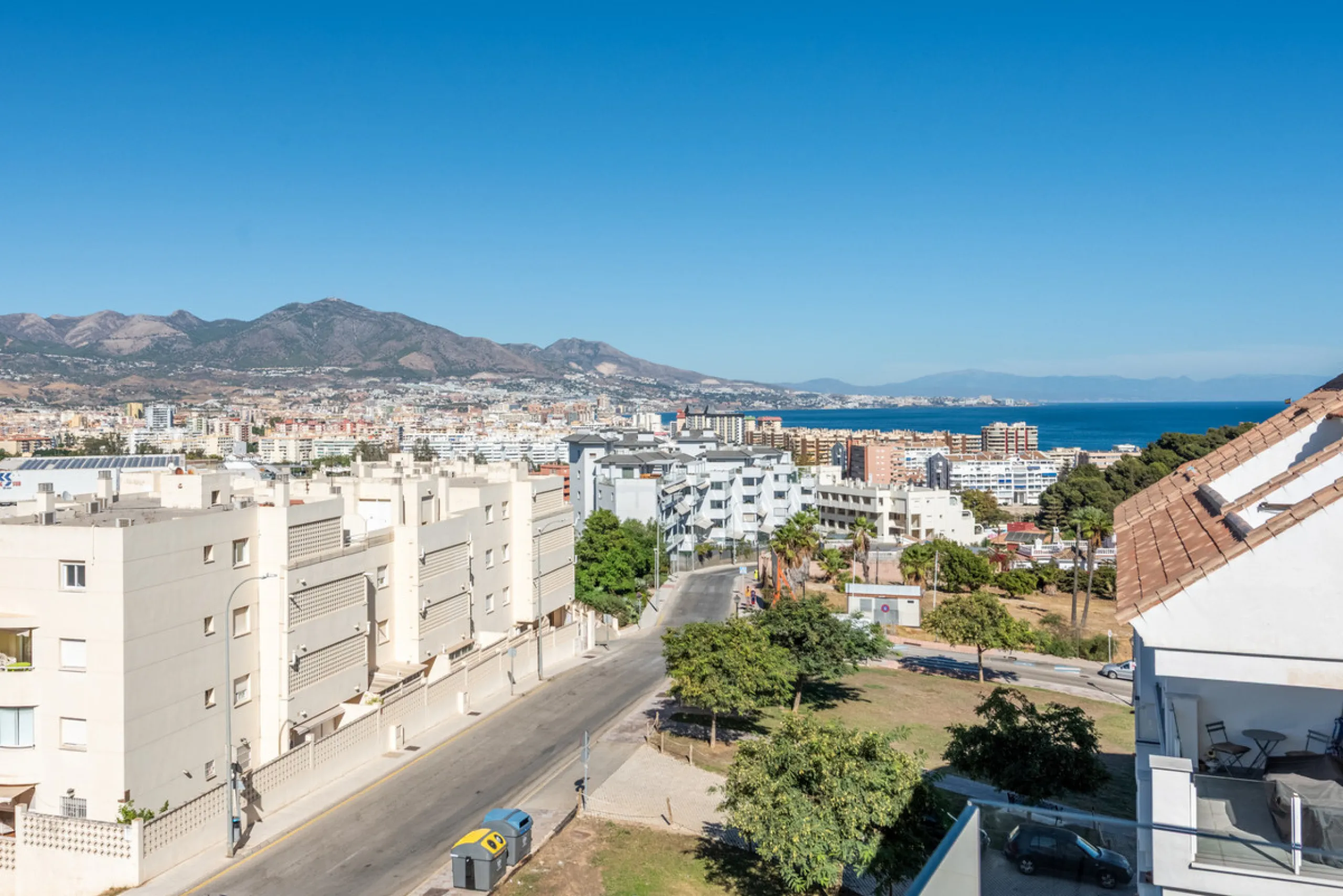 Modern Elegance with Sea and Mountain Views in Fuengirola, (with turist license)