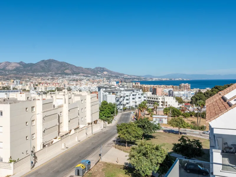 Modern Elegance with Sea and Mountain Views in Fuengirola, (with turist license)